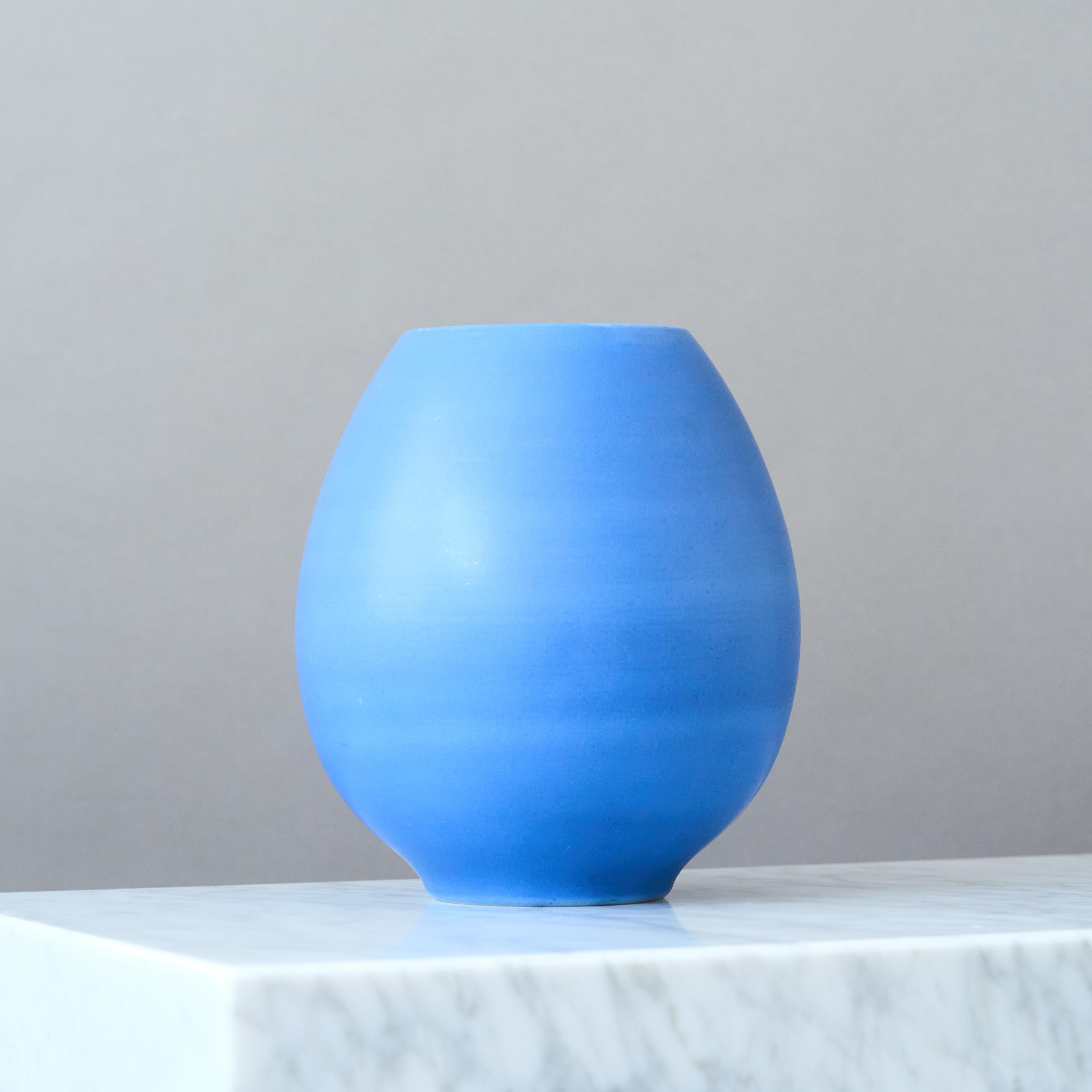 Blaue Keramikvase von Gertrud Lönegren, Rörstrand, Schweden, 1930er Jahre. (Schwedisch) im Angebot