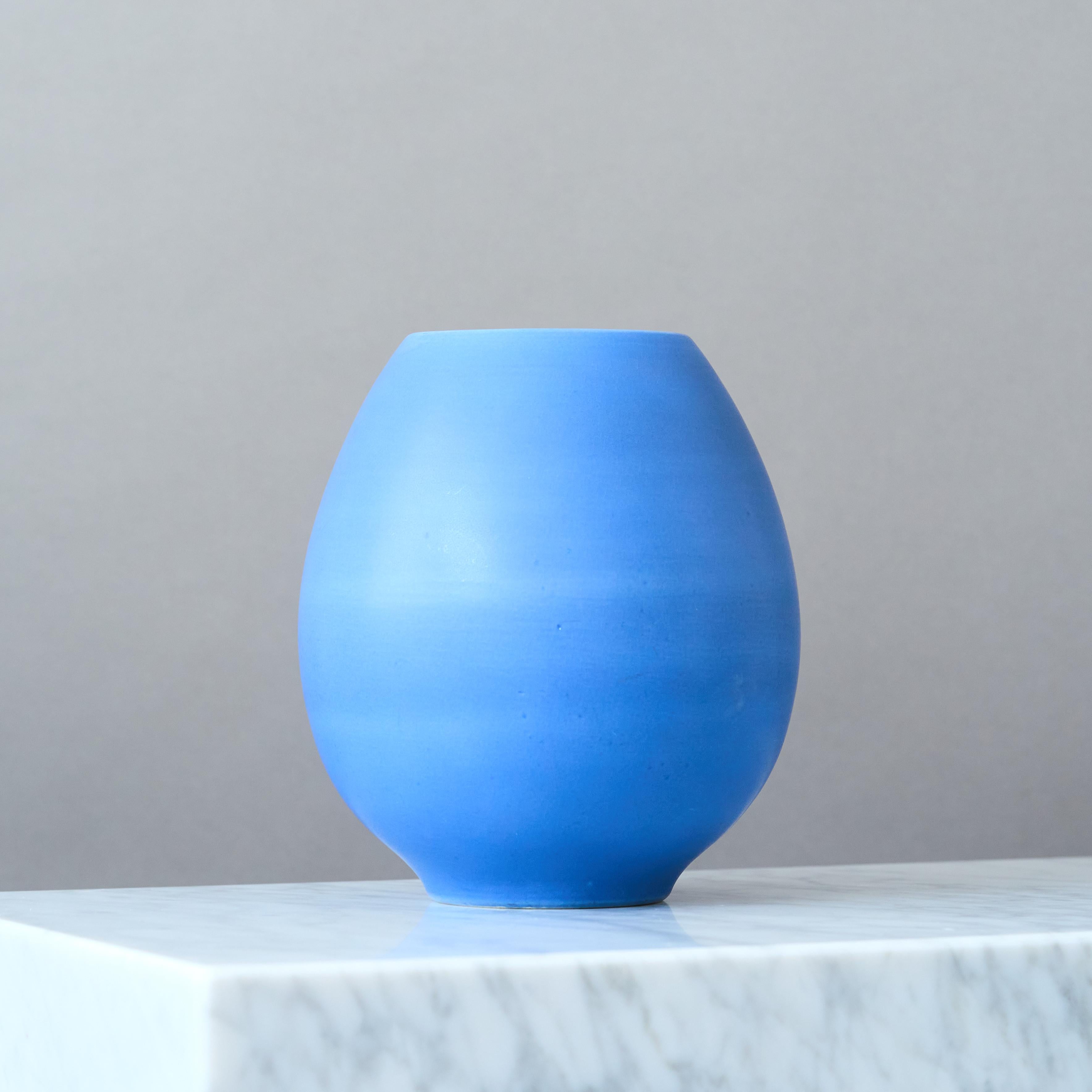 Blaue Keramikvase von Gertrud Lönegren, Rörstrand, Schweden, 1930er Jahre. (Glasiert) im Angebot