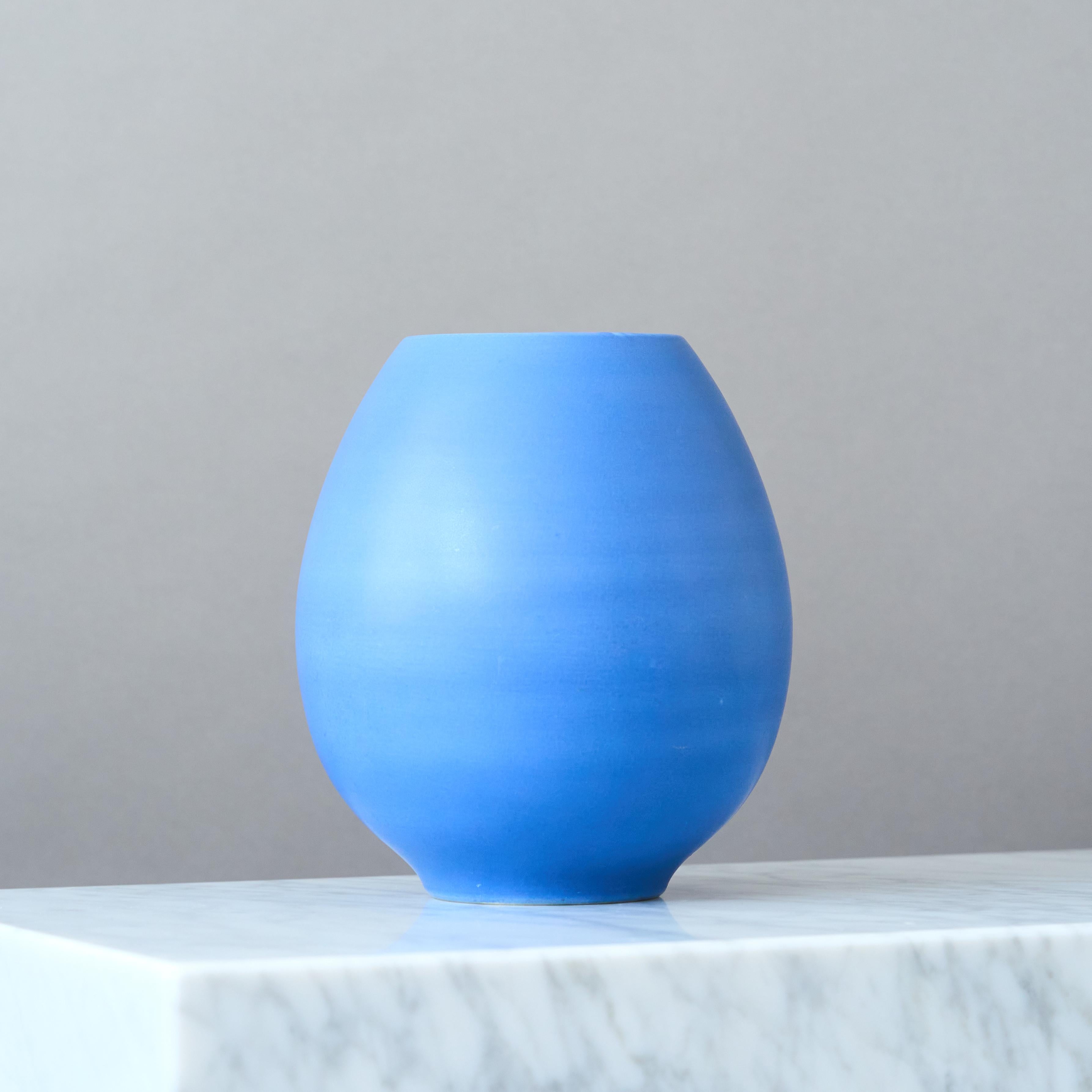 Blaue Keramikvase von Gertrud Lönegren, Rörstrand, Schweden, 1930er Jahre. im Zustand „Gut“ im Angebot in Malmö, SE