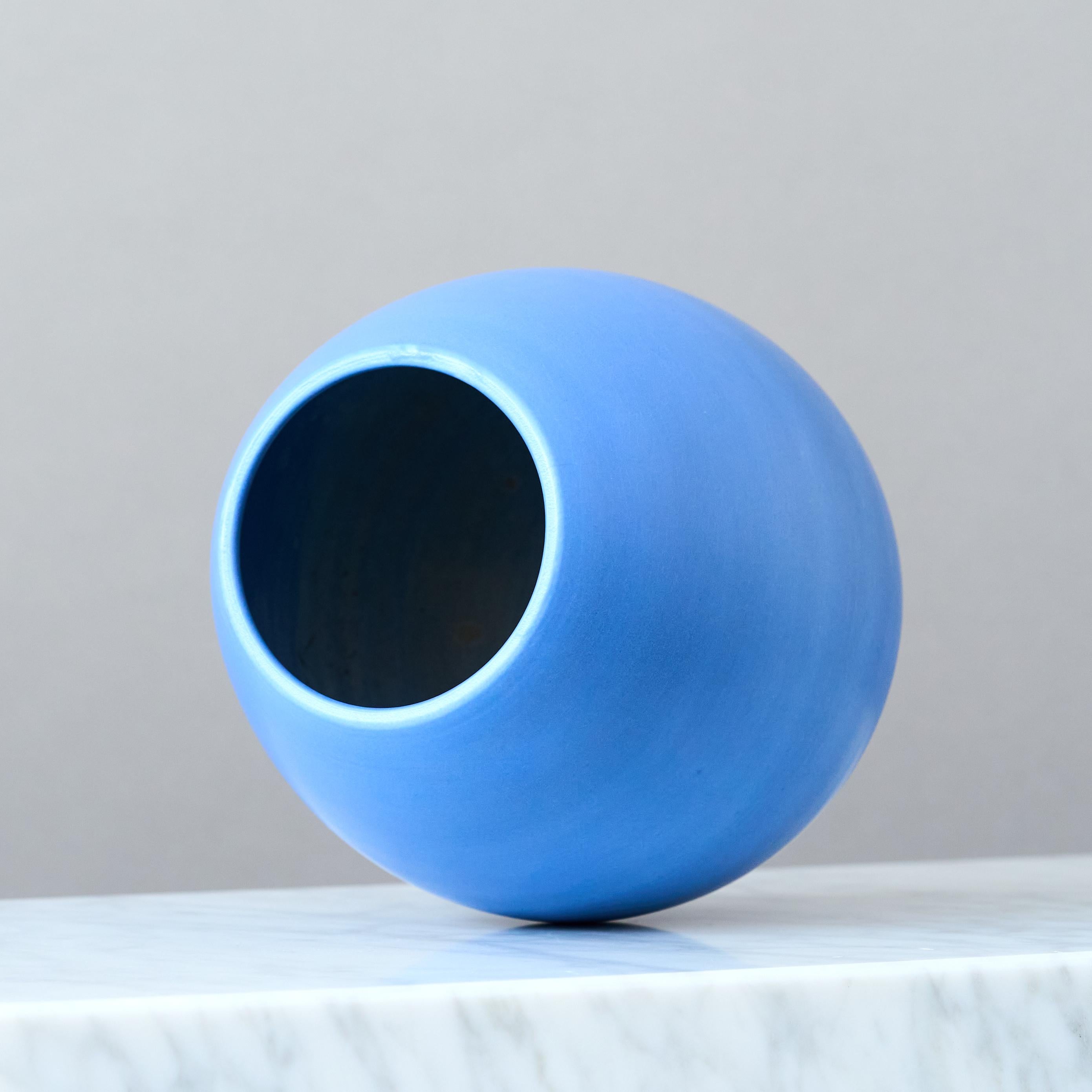 Blaue Keramikvase von Gertrud Lönegren, Rörstrand, Schweden, 1930er Jahre. (20. Jahrhundert) im Angebot