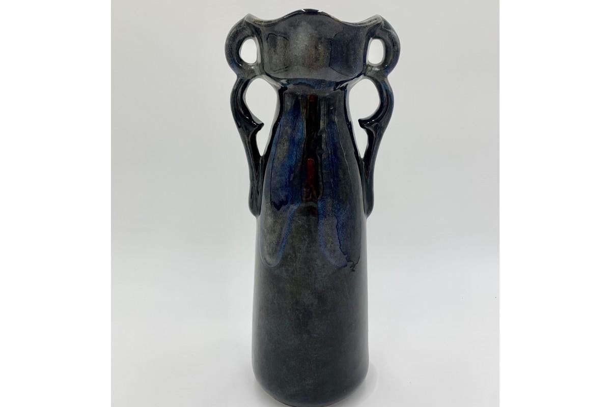Ceramic black and blue flower vase. Very good condition. No signature.

Measures: Height 31 cm / diameter 10 cm.