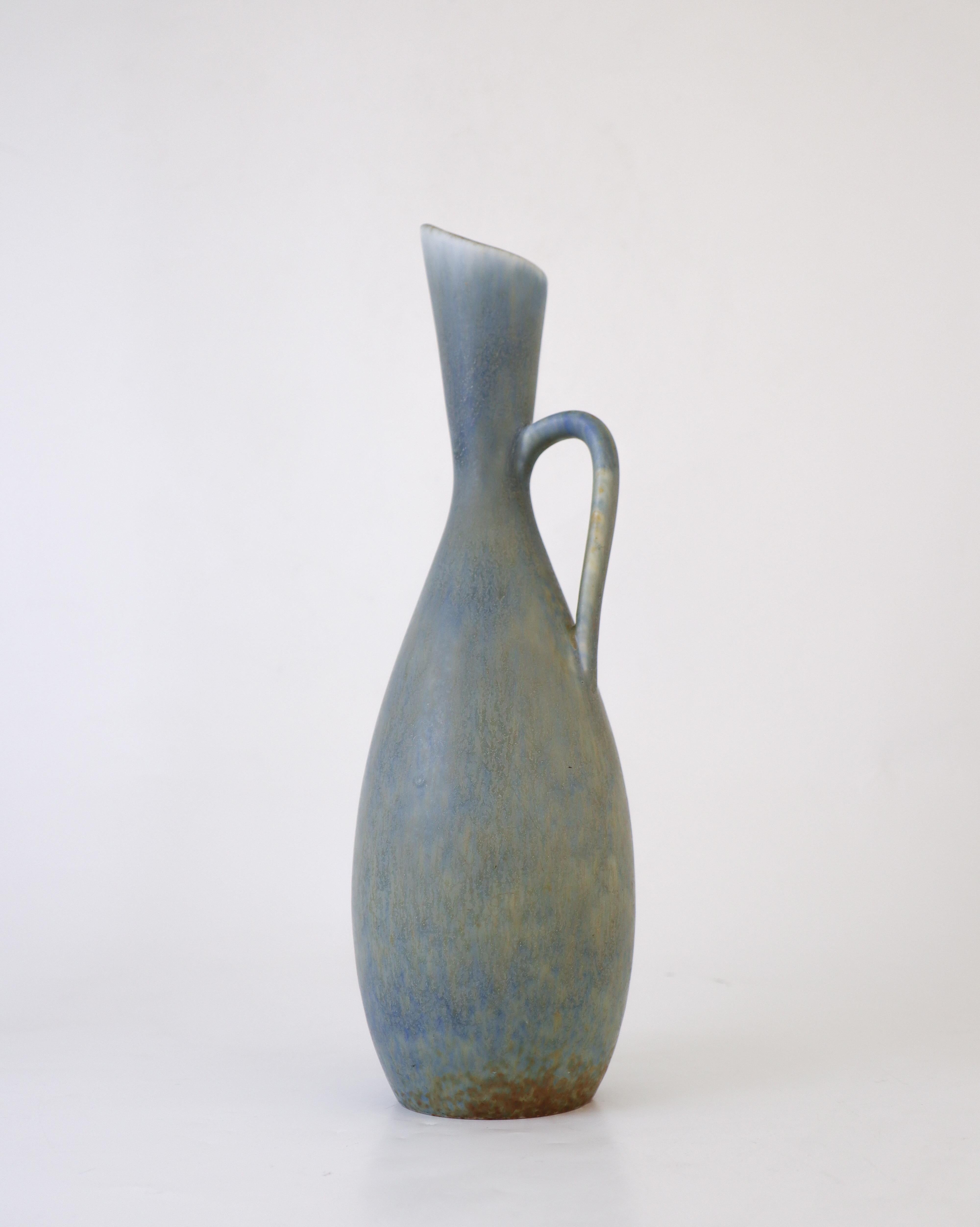 Un vaso in ceramica con uno splendido smalto disegnato da Carl-Harry Stålhane a Rörstrand, alto 32 cm (12,8
