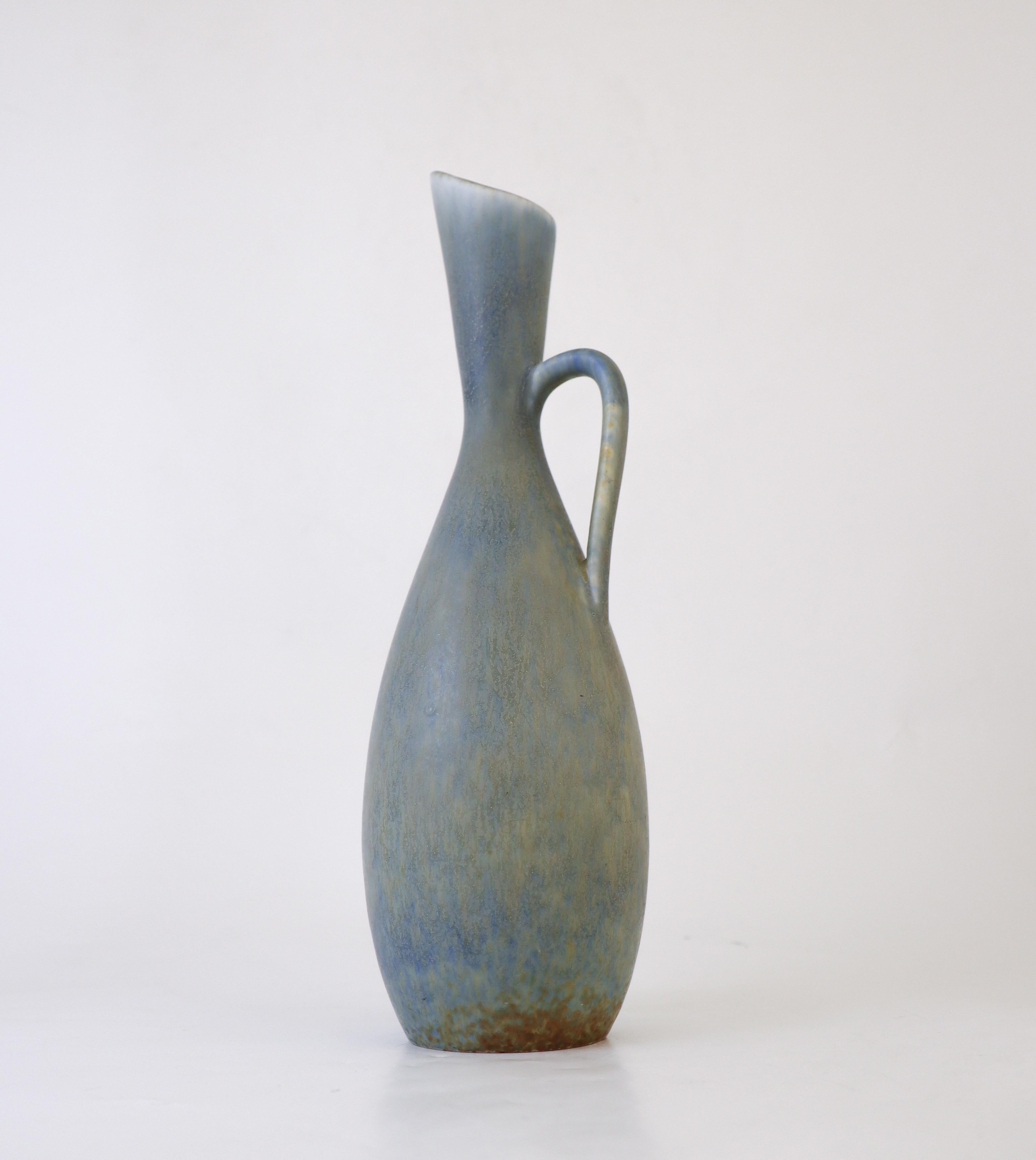 Scandinavo moderno Vaso di ceramica blu con smalto adorabile Carl-Harry Stålhane Rörstrand, metà del XX secolo in vendita