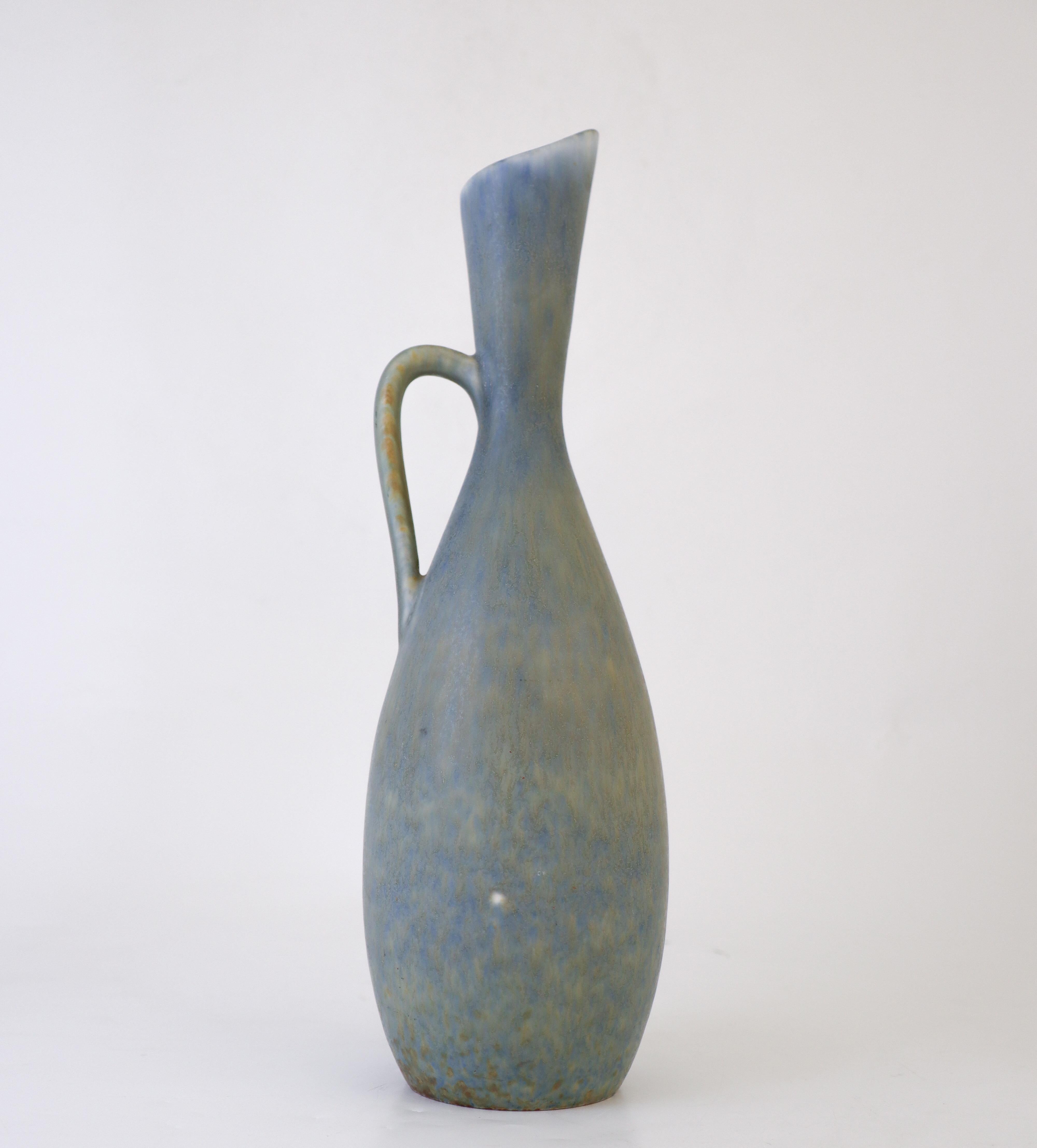 Svedese Vaso di ceramica blu con smalto adorabile Carl-Harry Stålhane Rörstrand, metà del XX secolo in vendita