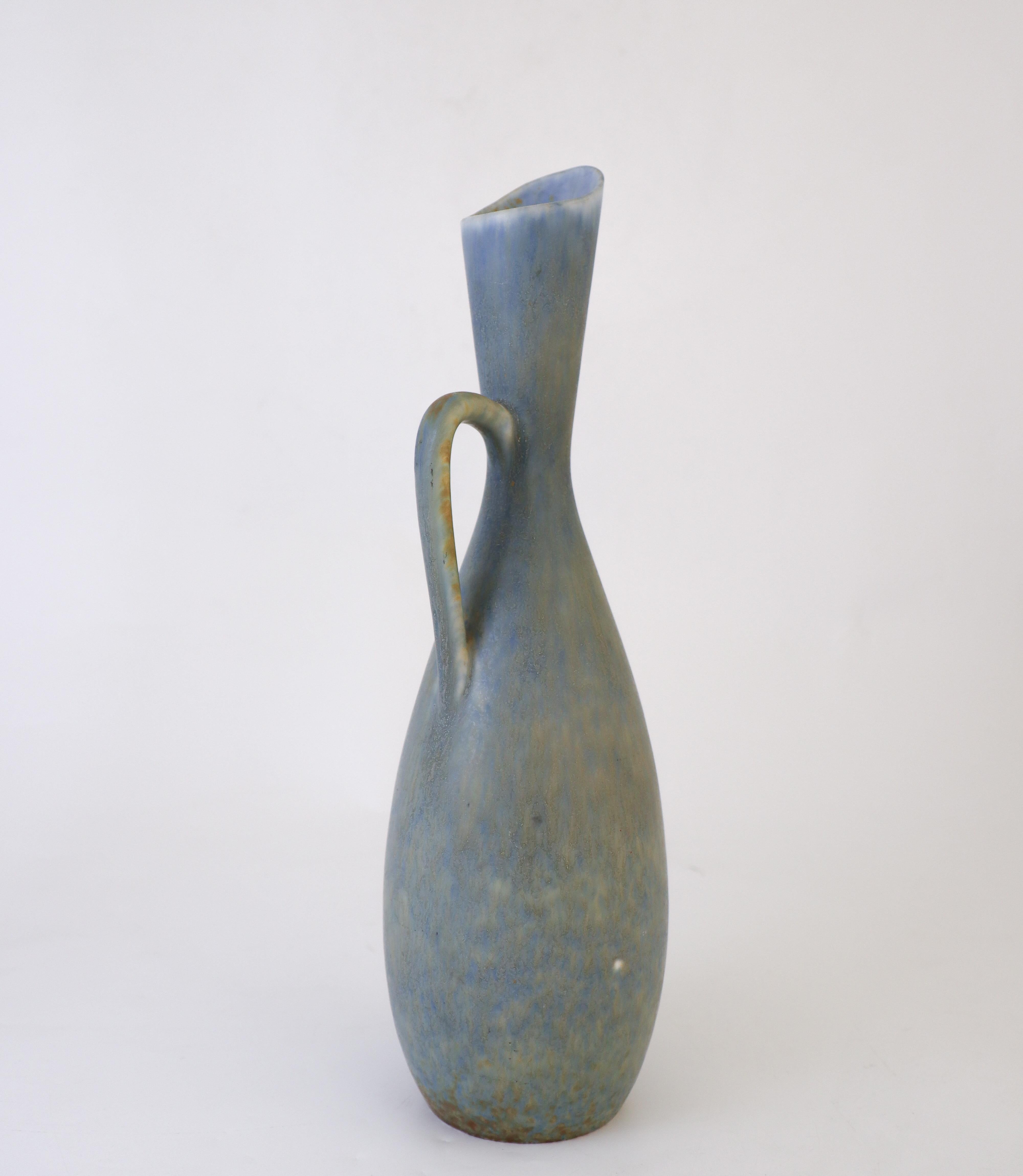 Smaltato Vaso di ceramica blu con smalto adorabile Carl-Harry Stålhane Rörstrand, metà del XX secolo in vendita