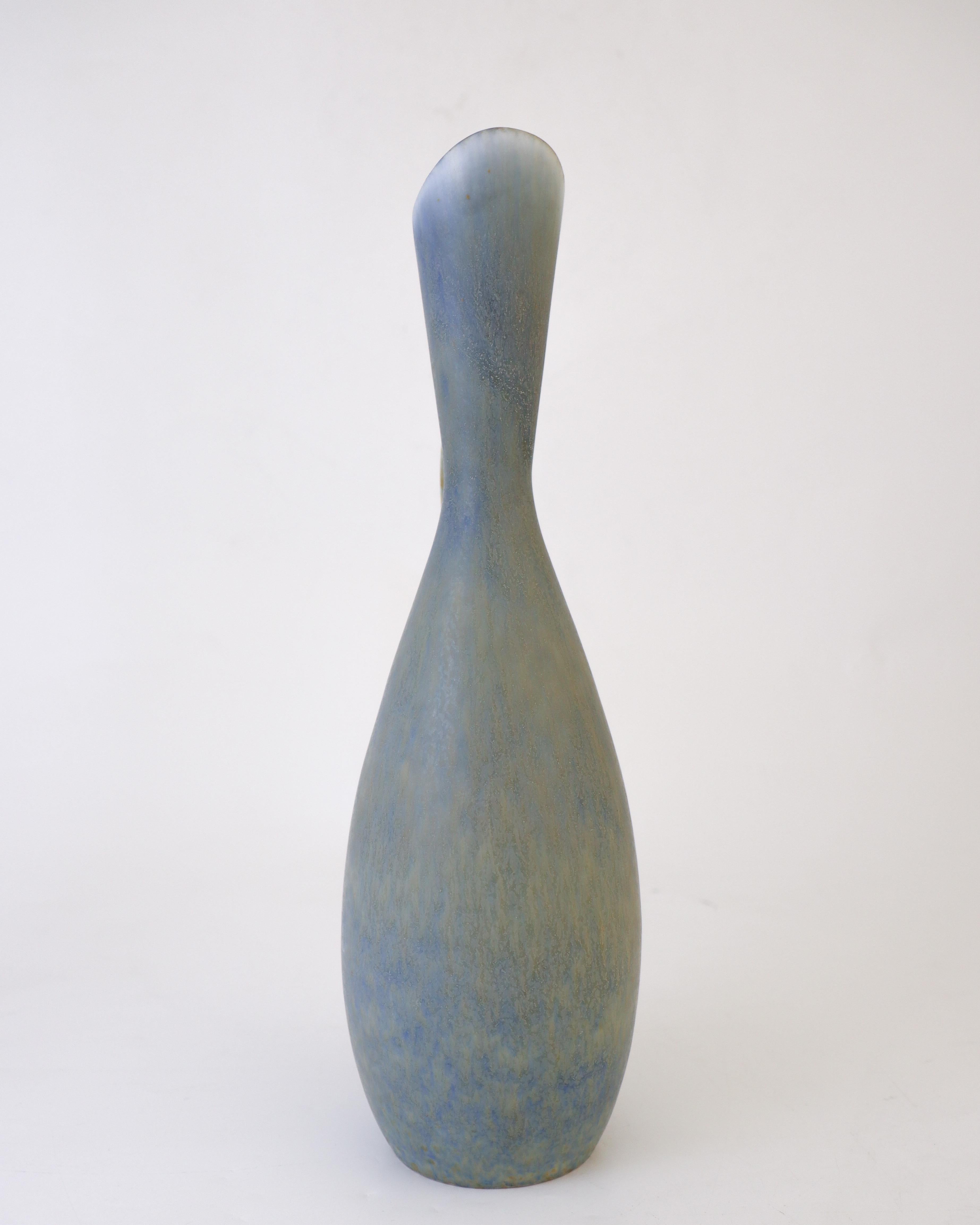 Vaso di ceramica blu con smalto adorabile Carl-Harry Stålhane Rörstrand, metà del XX secolo In condizioni ottime in vendita a Stockholm, SE