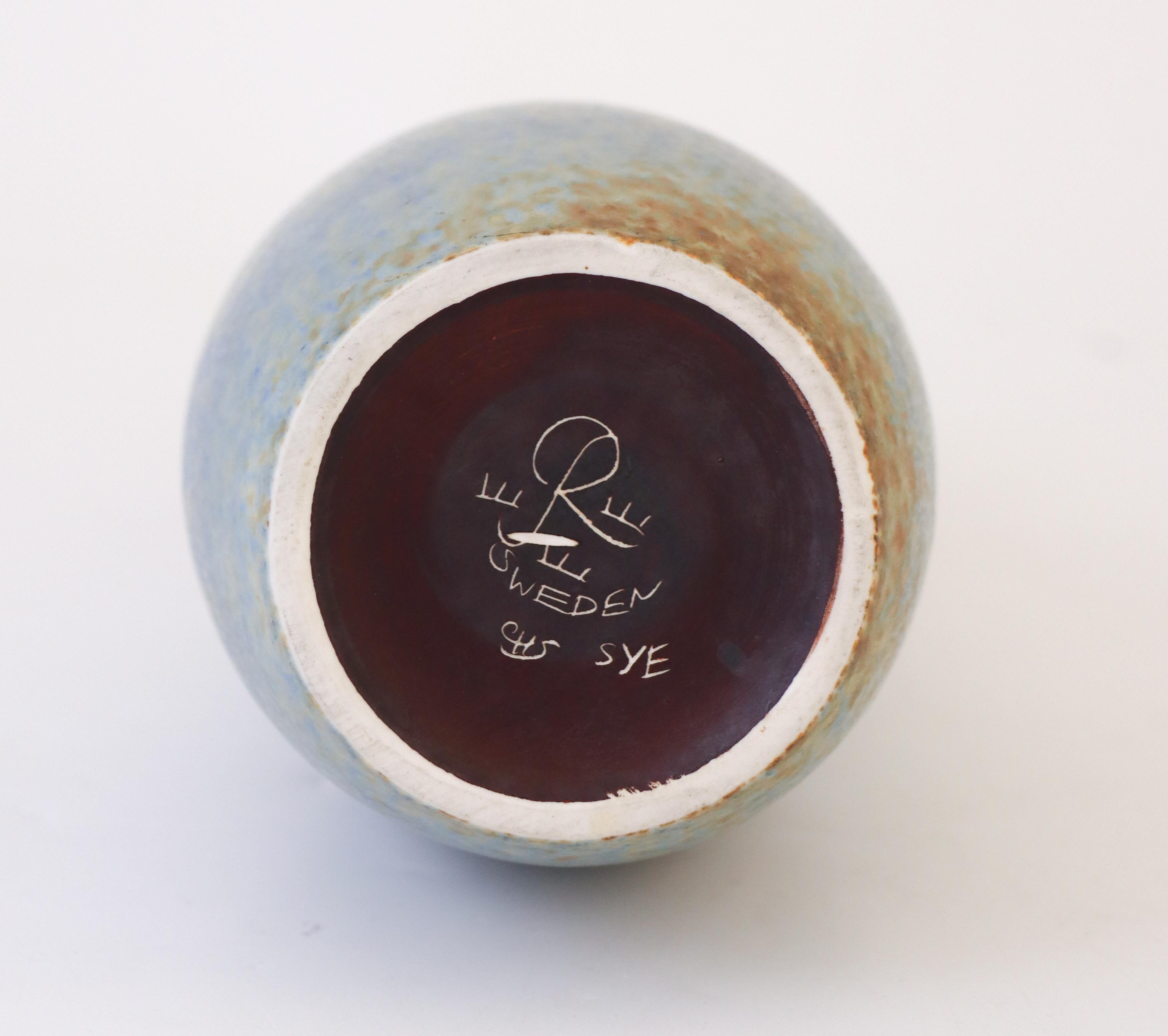 Ceramica Vaso di ceramica blu con smalto adorabile Carl-Harry Stålhane Rörstrand, metà del XX secolo in vendita