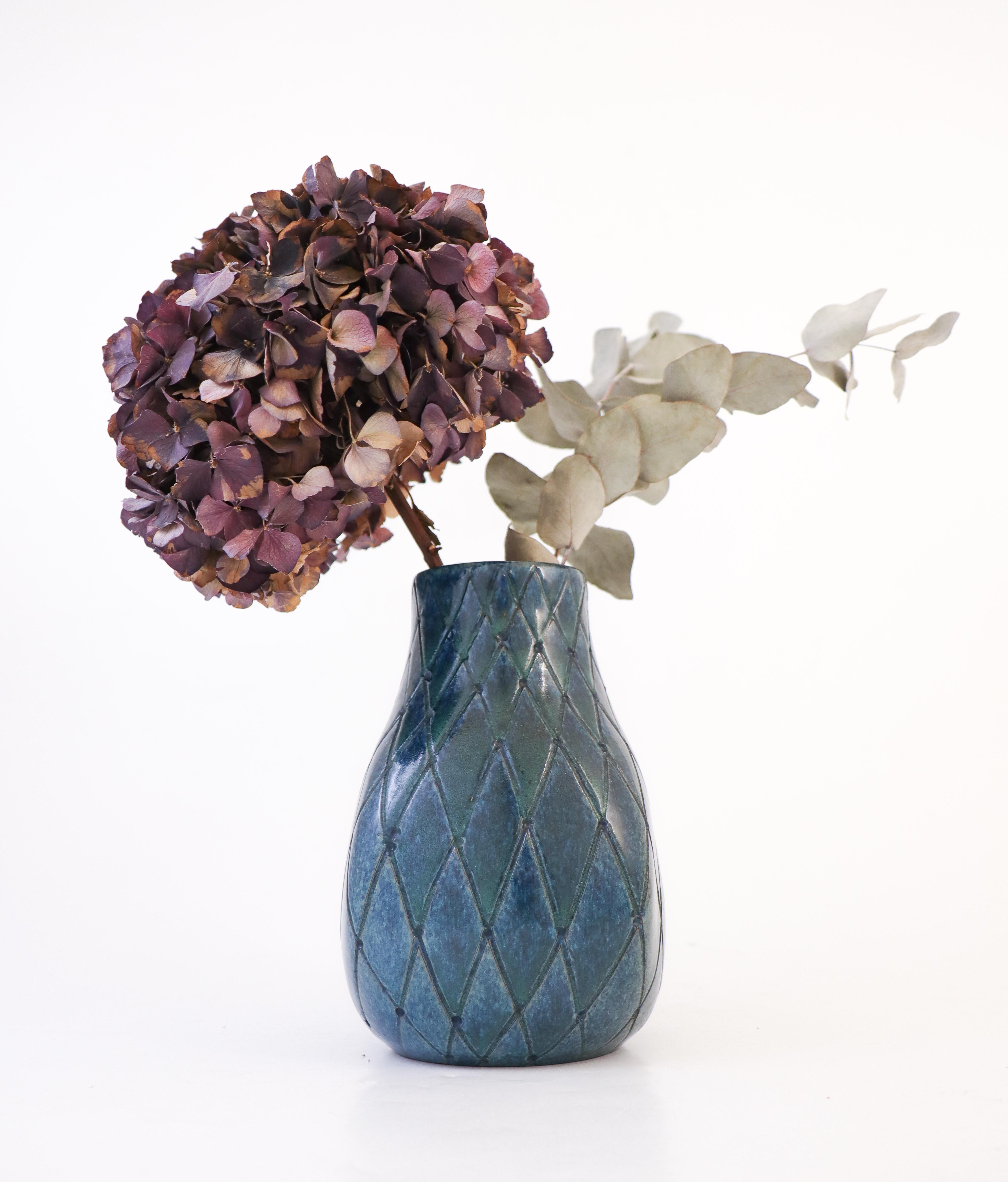 Eine schöne blaue Keramikvase, die zwischen 1950-52 von Vicke Lindstrand in Upsala Ekeby hergestellt wurde.  Er ist 18 cm (7,2