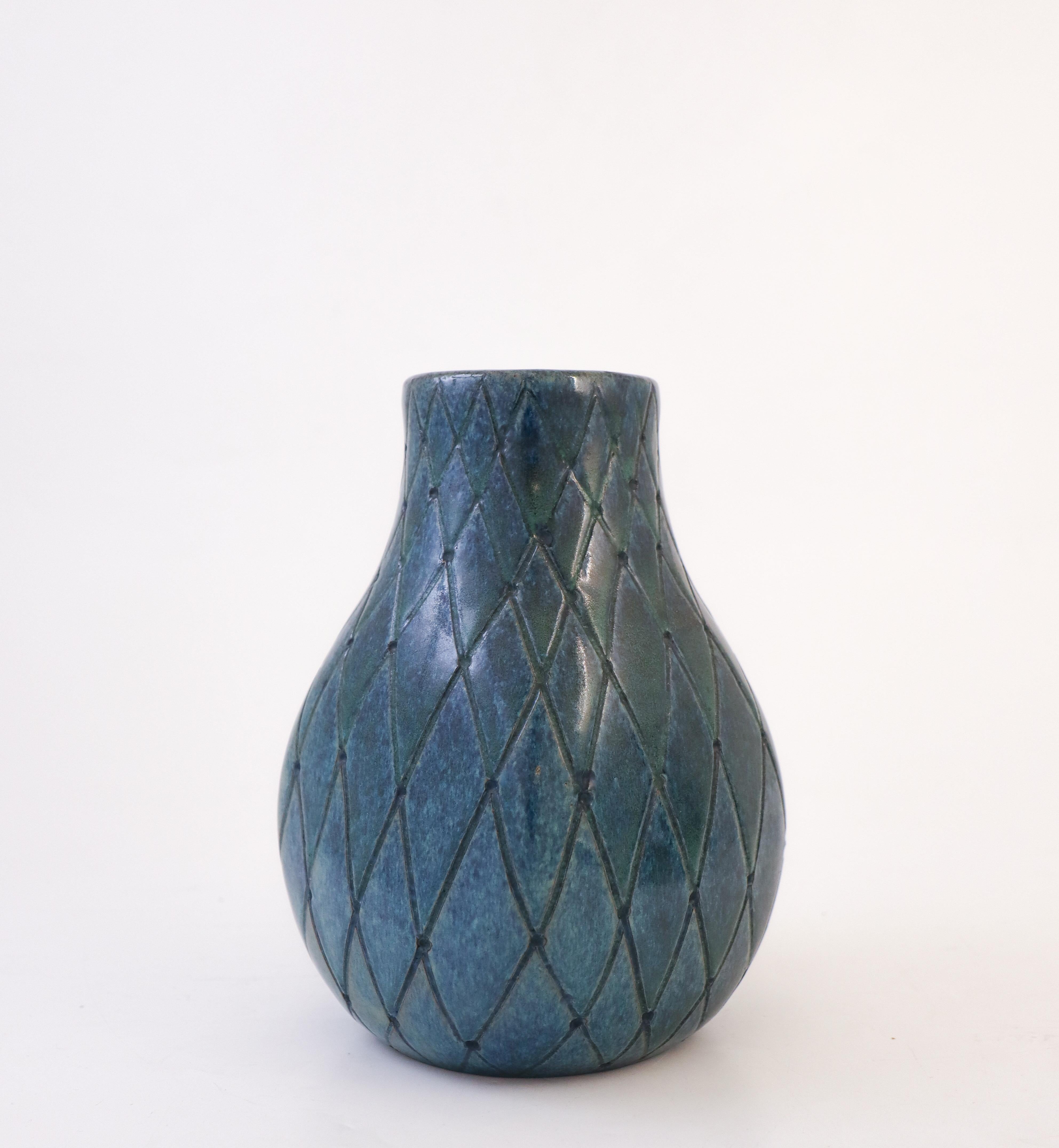 Blaue Keramikvase, Upsala Ekeby Vicke Lindstrand, Schweden, 1950er Jahre im Zustand „Hervorragend“ im Angebot in Stockholm, SE
