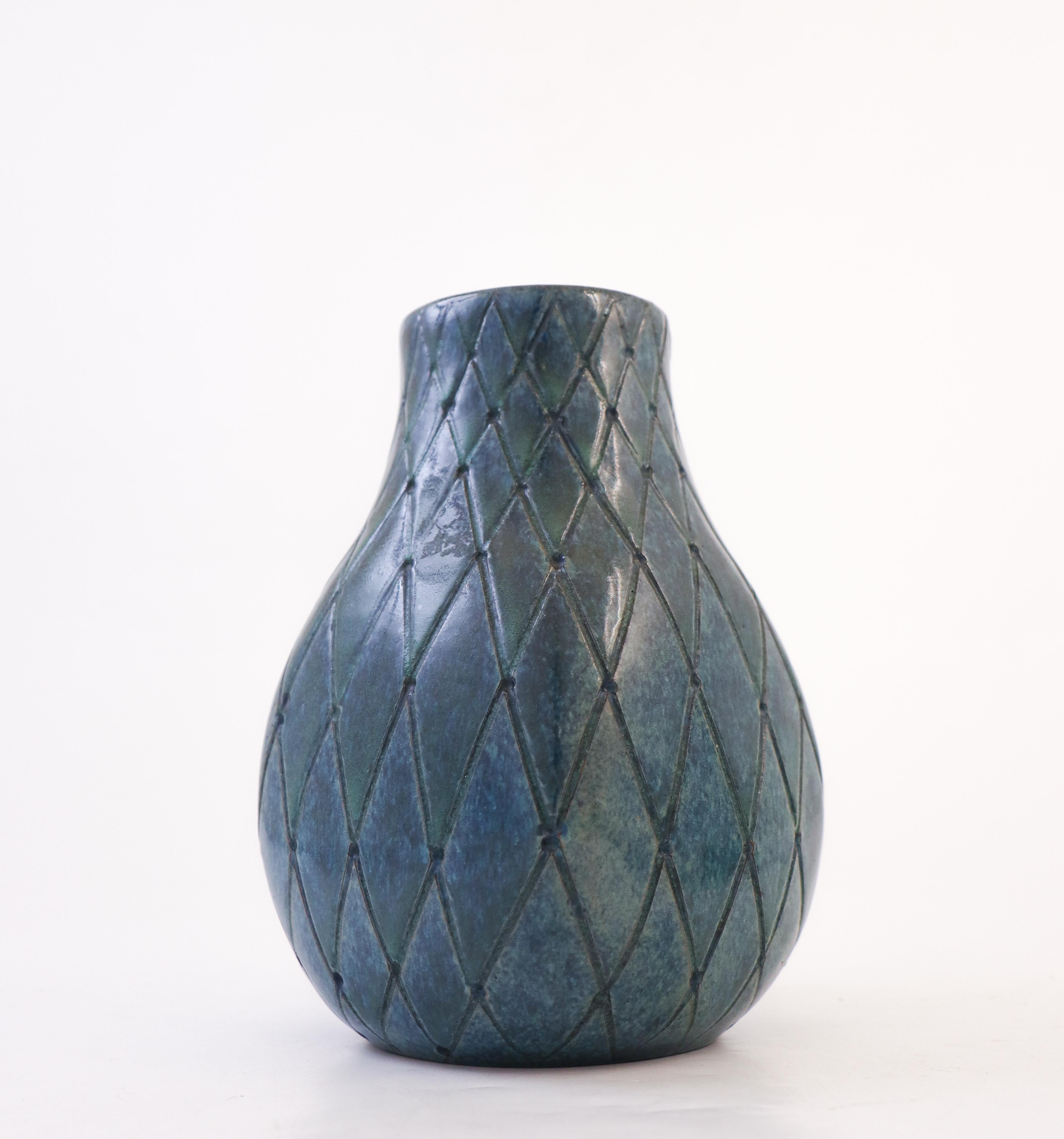 Blaue Keramikvase, Upsala Ekeby Vicke Lindstrand, Schweden, 1950er Jahre (Mitte des 20. Jahrhunderts) im Angebot