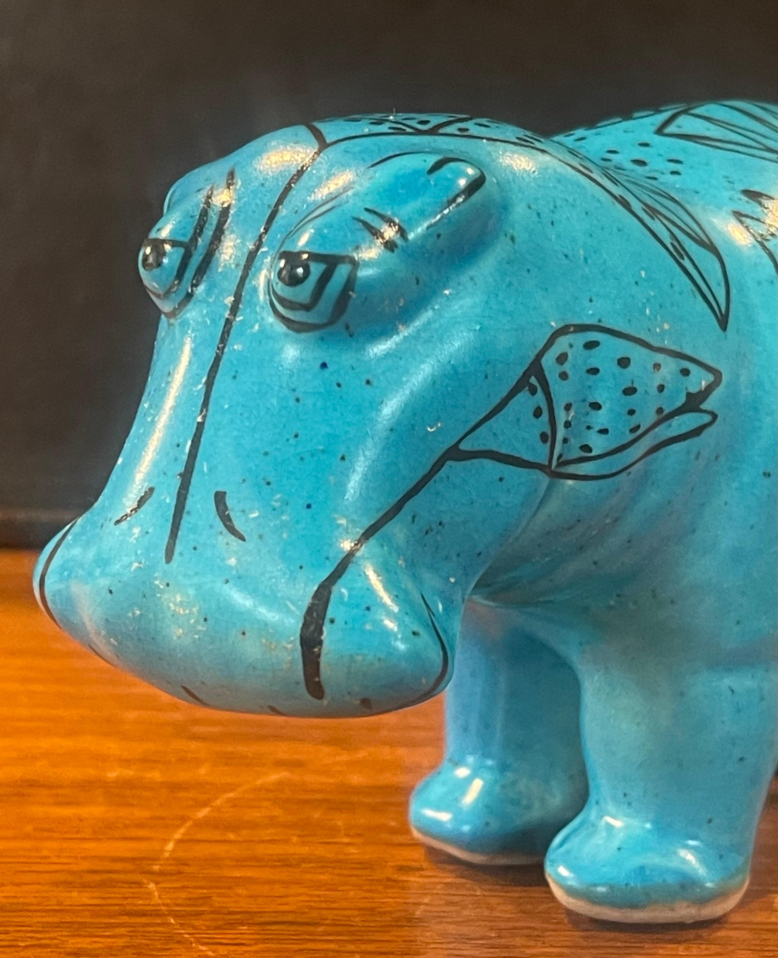 Sculpture en céramique bleue « William the Hippo » (William le Hippo) du Metropolitan Museum en vente 3