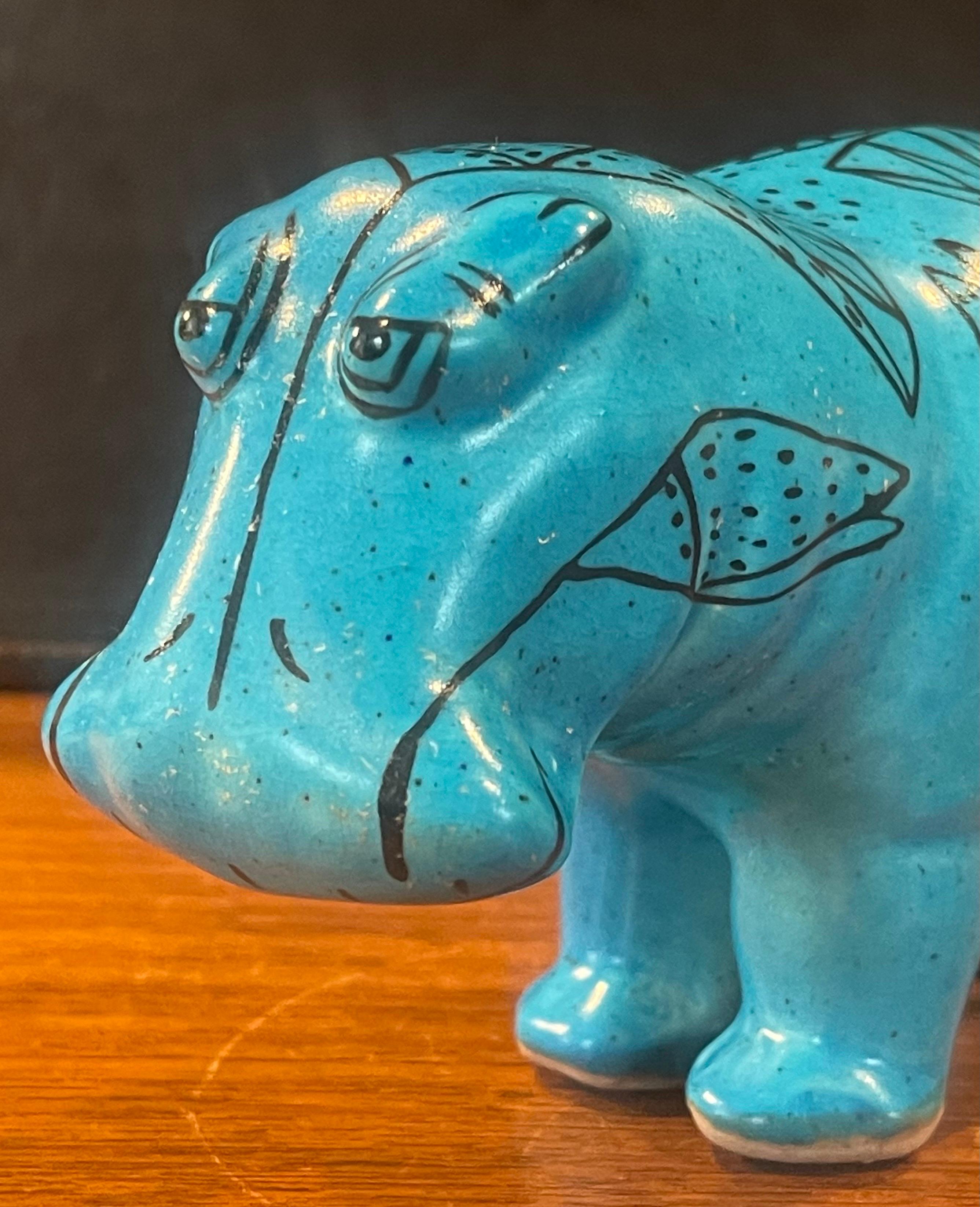 Escultura de cerámica azul 