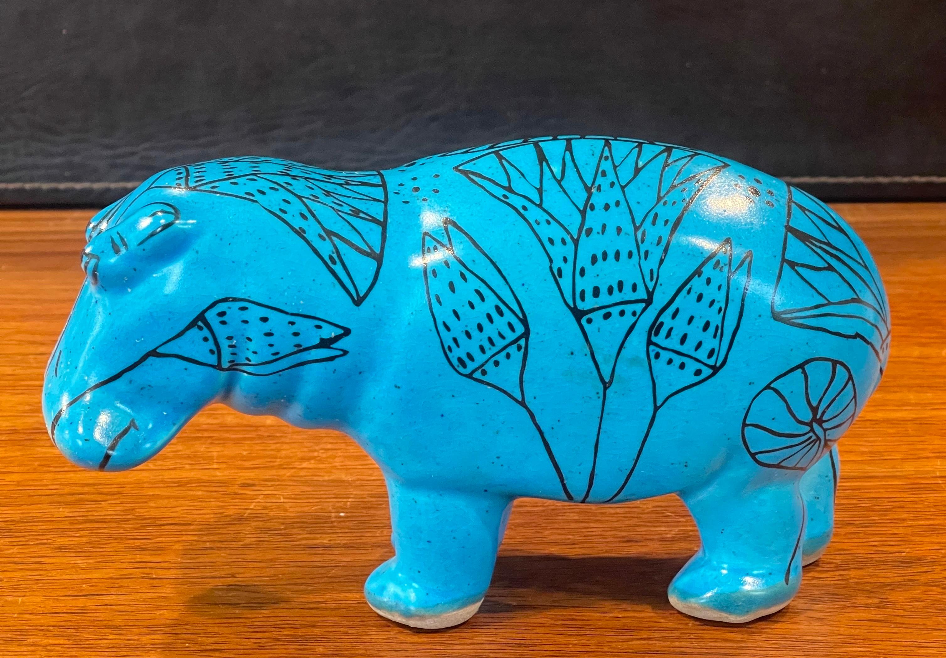 Américain Sculpture en céramique bleue « William the Hippo » (William le Hippo) du Metropolitan Museum en vente