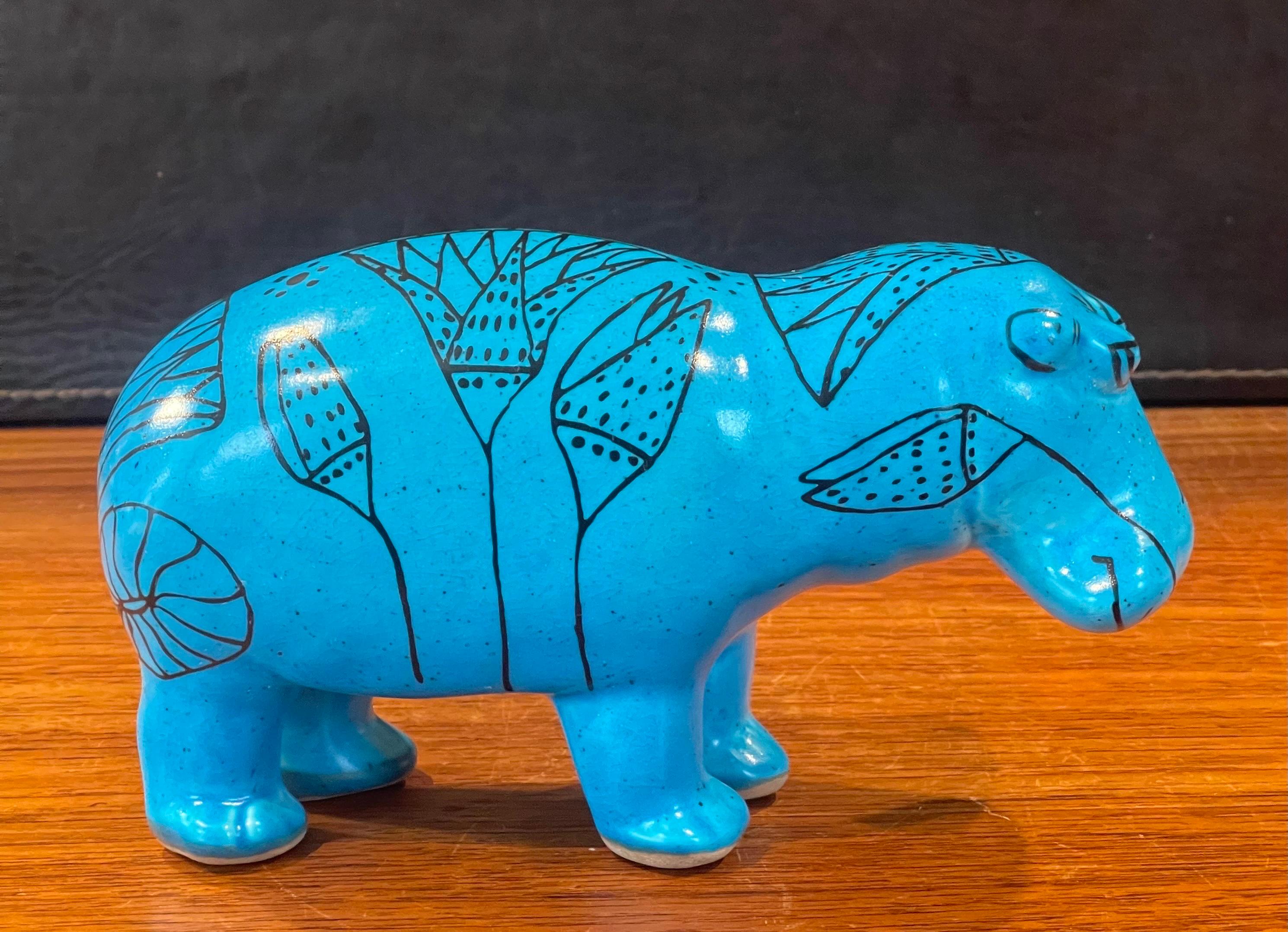 Anodisé Sculpture en céramique bleue « William the Hippo » (William le Hippo) du Metropolitan Museum en vente