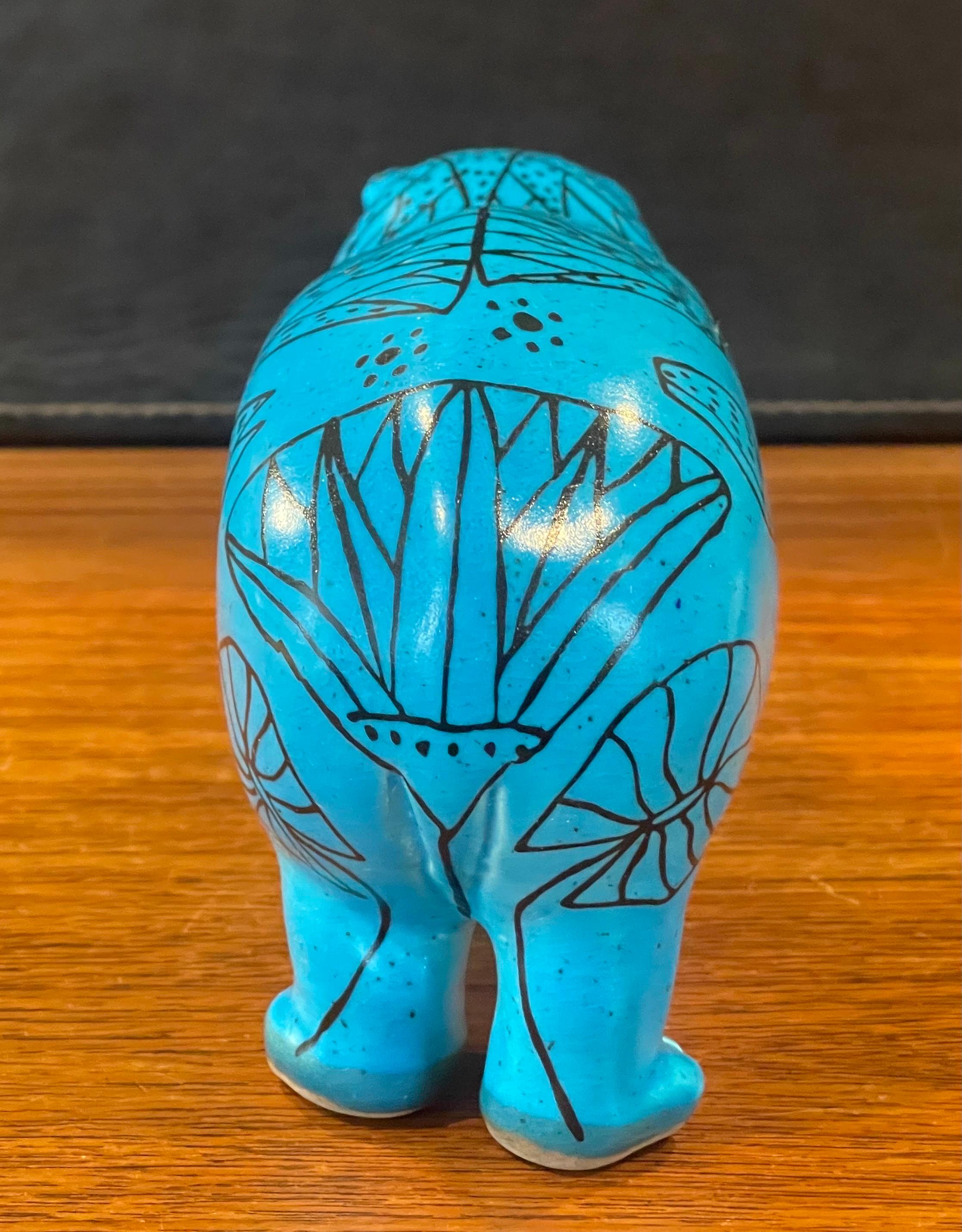 20ième siècle Sculpture en céramique bleue « William the Hippo » (William le Hippo) du Metropolitan Museum en vente