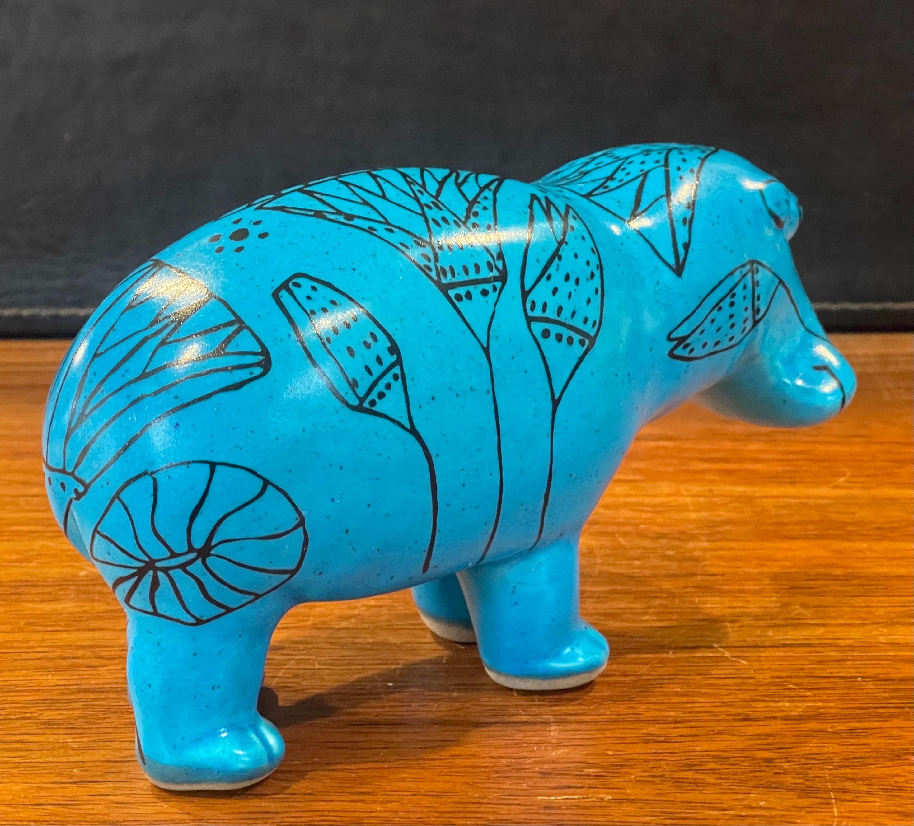 Céramique Sculpture en céramique bleue « William the Hippo » (William le Hippo) du Metropolitan Museum en vente