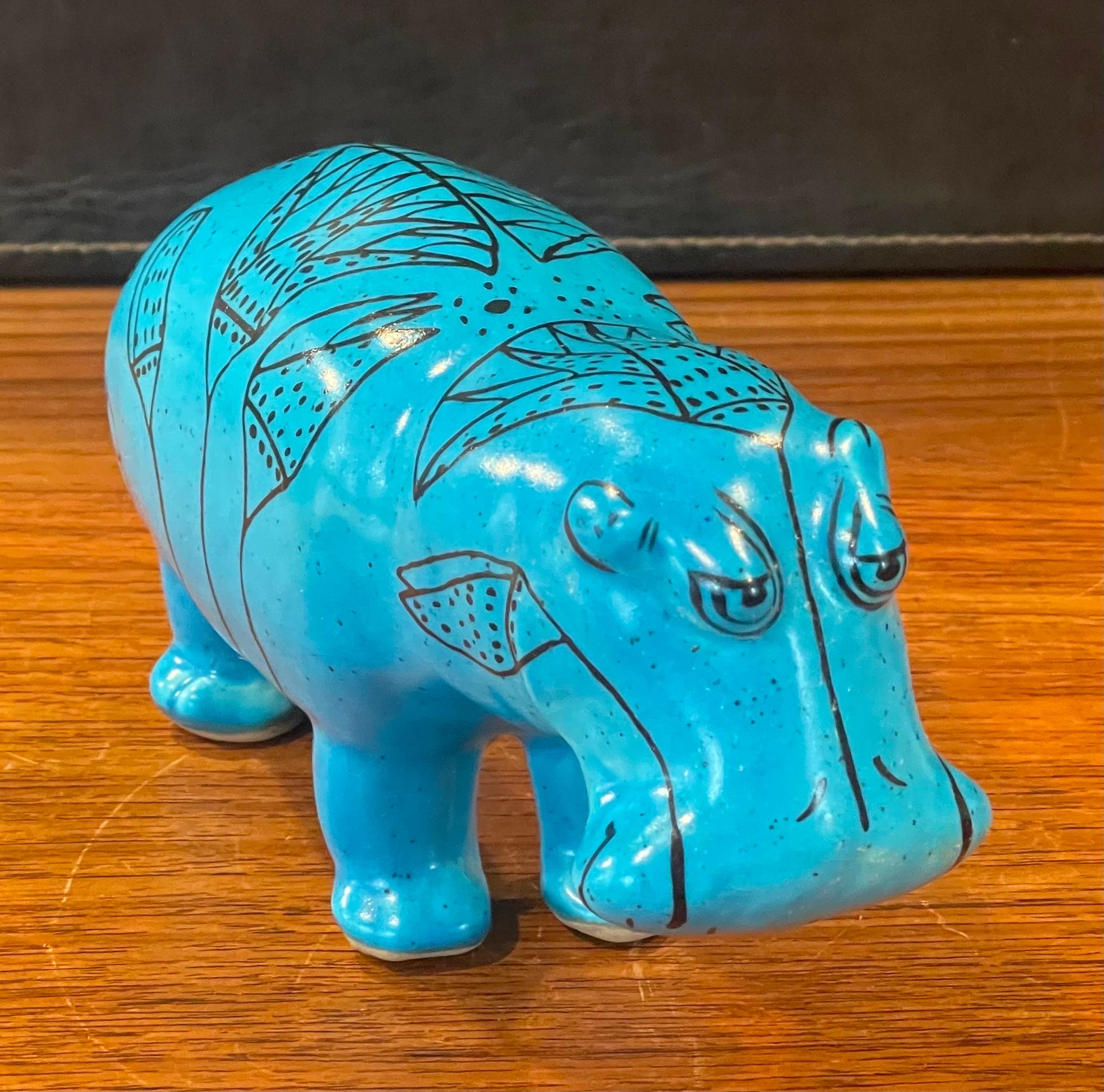 Escultura de cerámica azul 