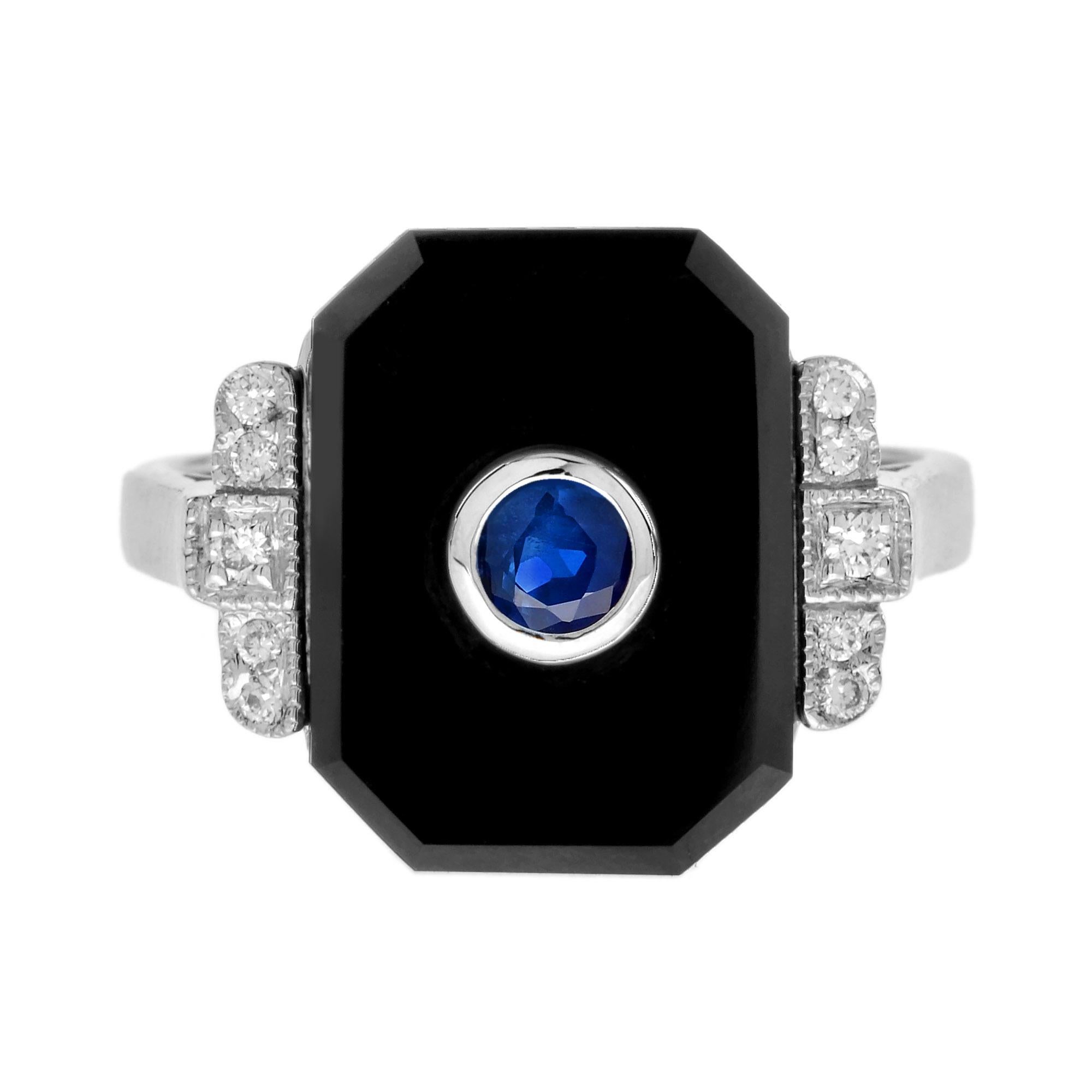 Anello rettangolare in ceylon, onice e diamanti dal design Art Déco contemporaneo, realizzato in oro bianco. Al centro si trova un ceylon rotondo. L'onice nera lucida circonda il ceylon e sulle spalle ci sono dieci piccoli diamanti. L'anello sarebbe