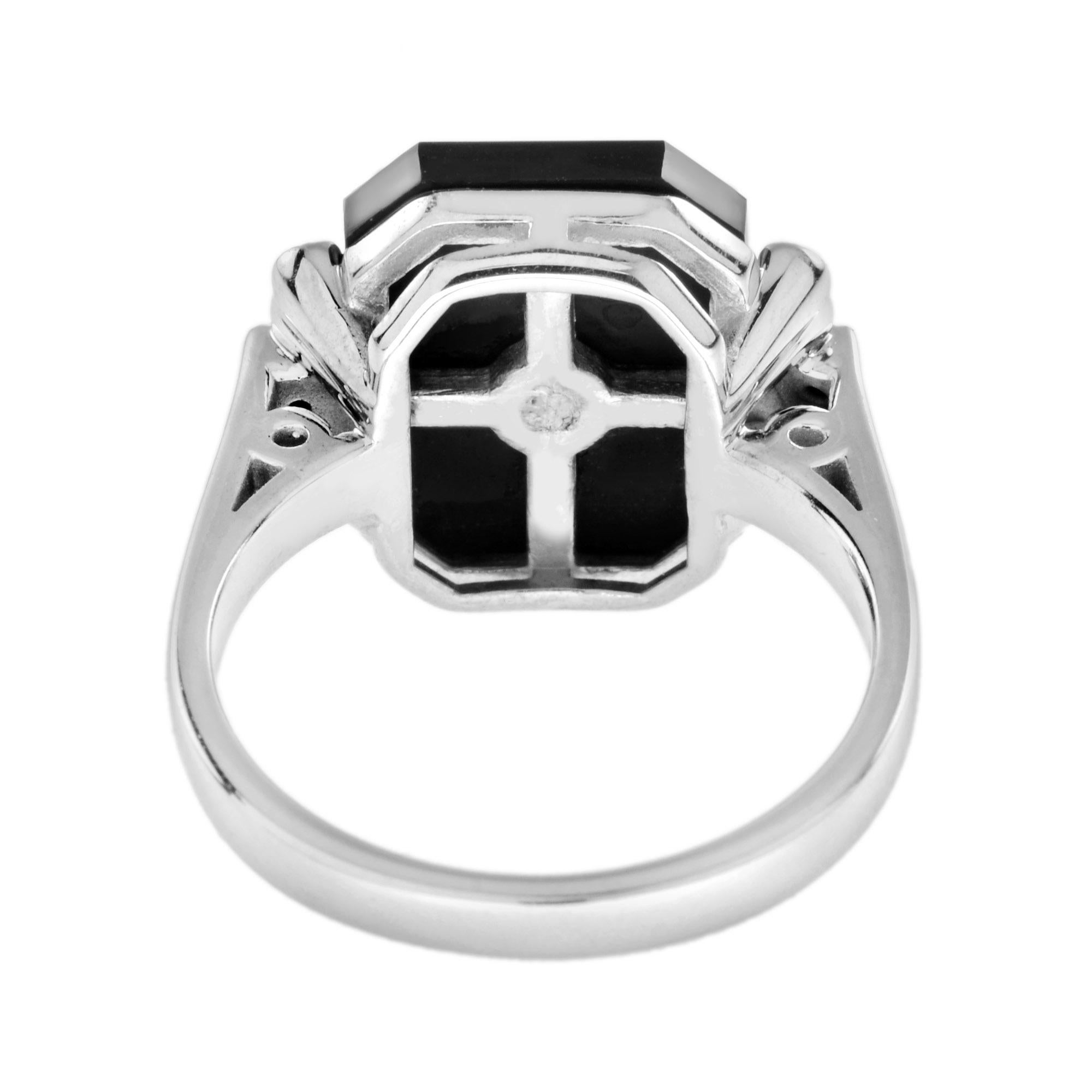 Taglio rotondo Anello in oro bianco in stile Art Deco con zaffiro tondo blu di Ceylon e diamante e onice nera in vendita