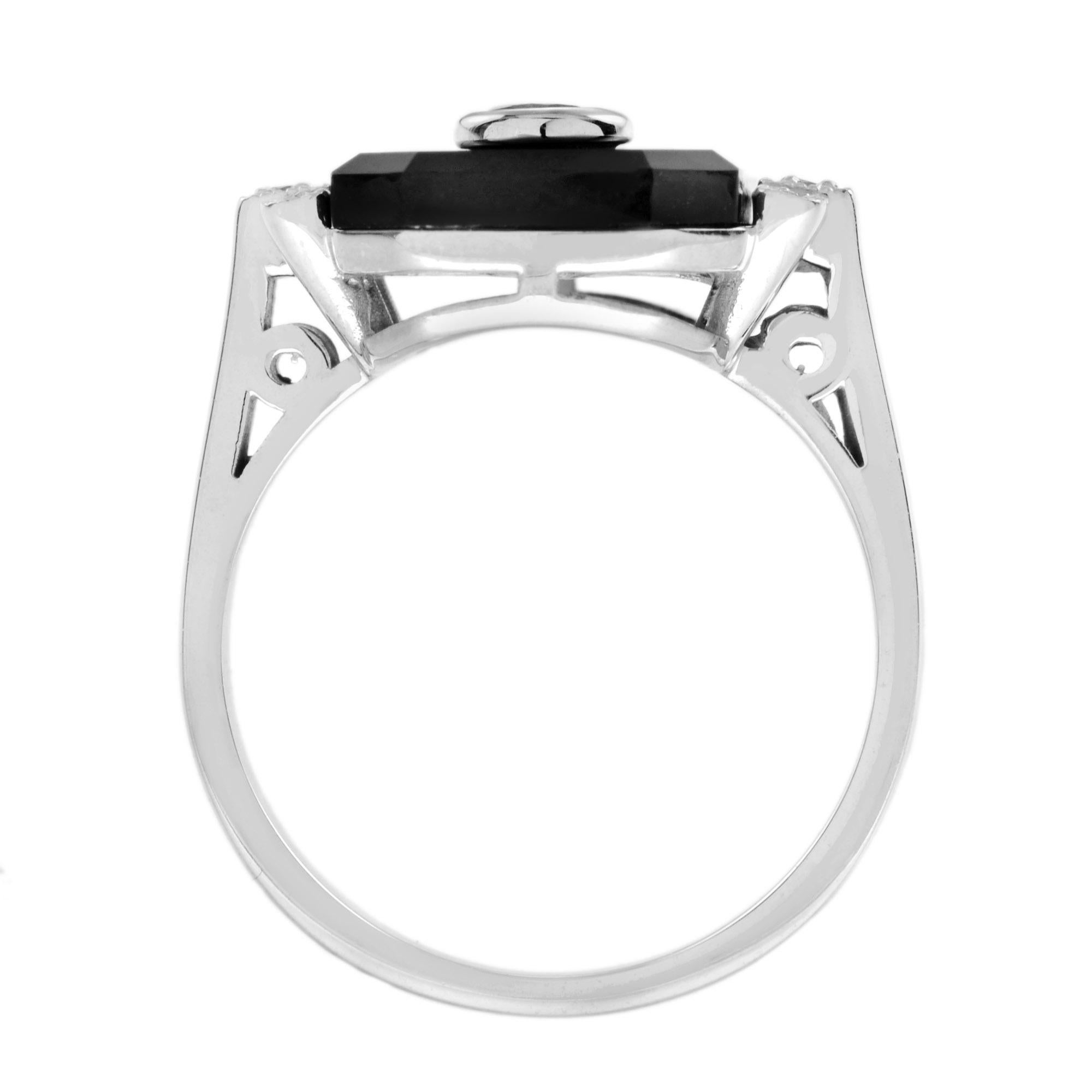 Anello in oro bianco in stile Art Deco con zaffiro tondo blu di Ceylon e diamante e onice nera In condizioni Nuovo in vendita a Oakton, VA