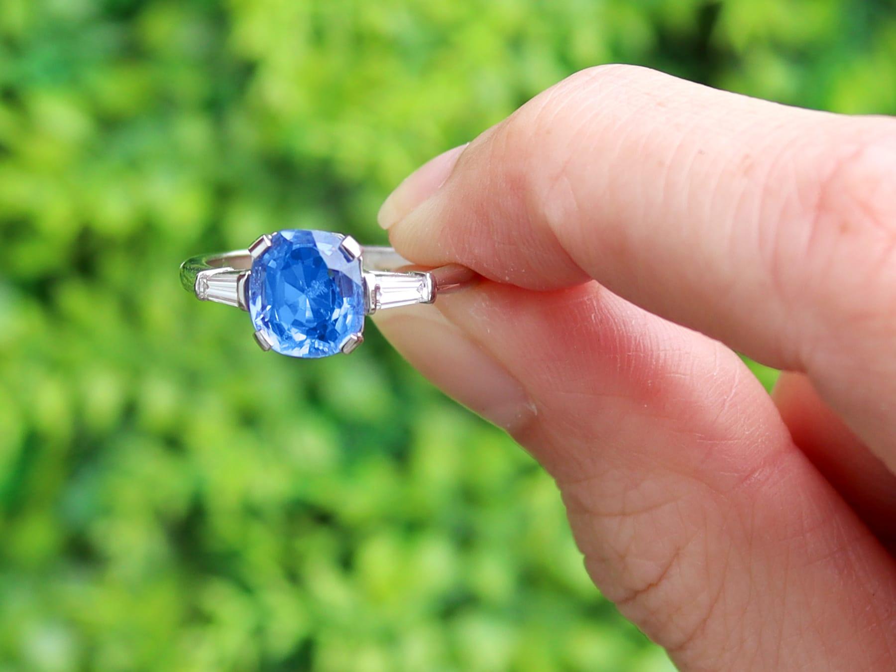 Une magnifique bague de fiançailles en saphir de Ceylan de 2,55 carats et diamant de 0,20 carat, en platine, de style Art Déco. Cette bague fait partie de notre collection de saphirs de fiançailles. 

Cette magnifique bague en saphir bleu, fine et