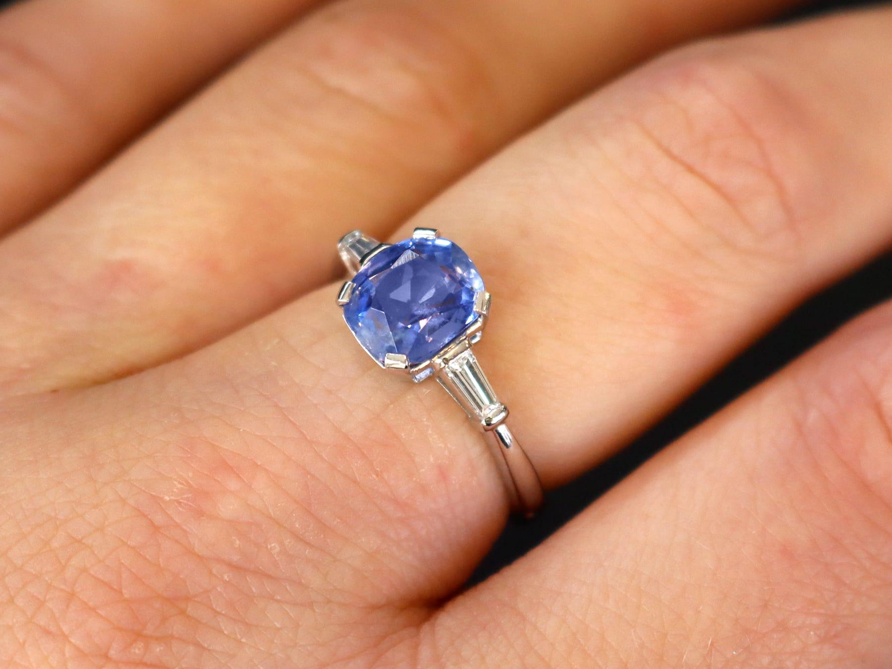 Art déco Saphir bleu de Ceylan et diamant, bague en platine en vente
