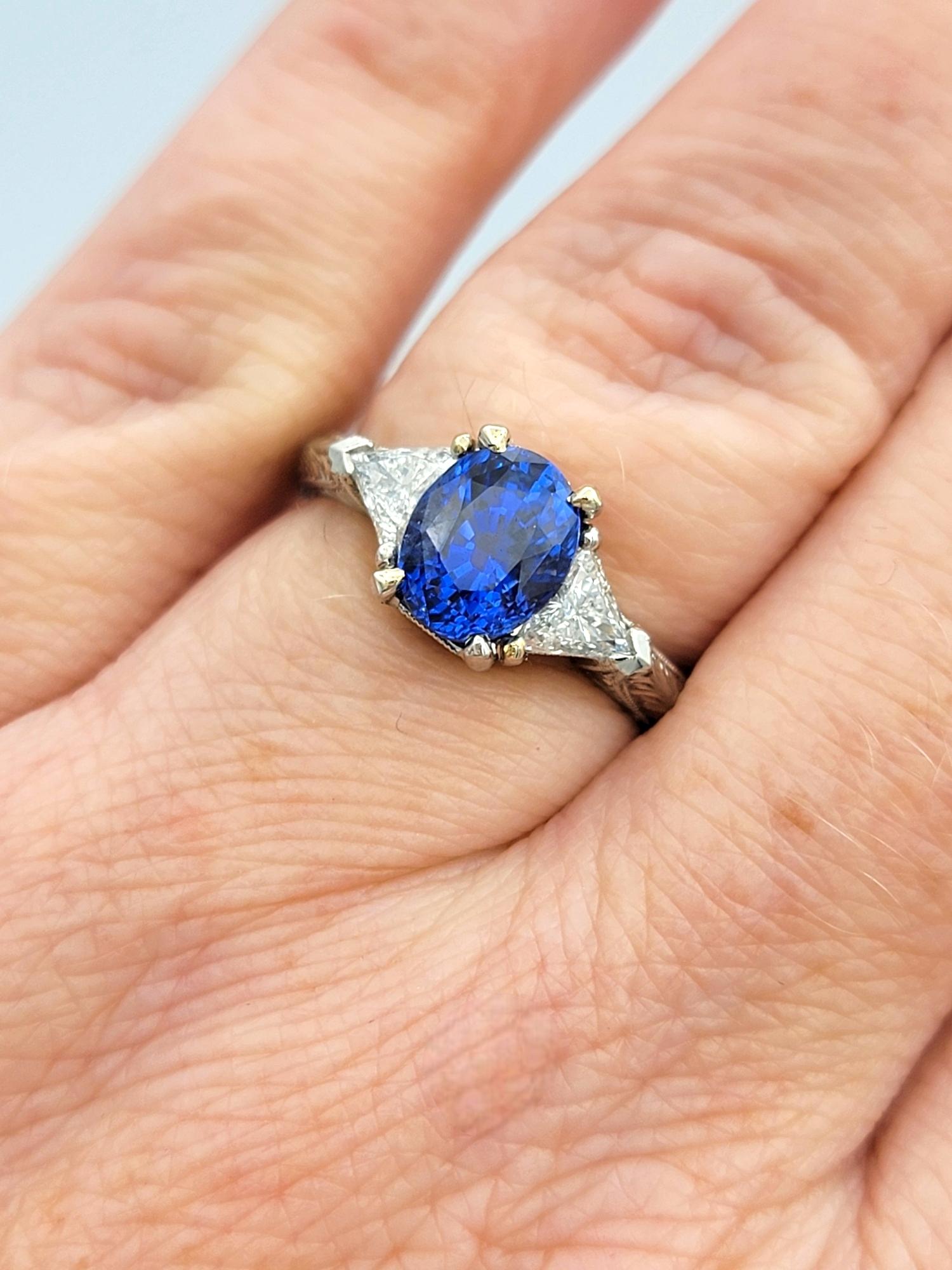 Anello a tre pietre con zaffiro blu di Ceylon e diamante taglio trilione in platino in vendita 4