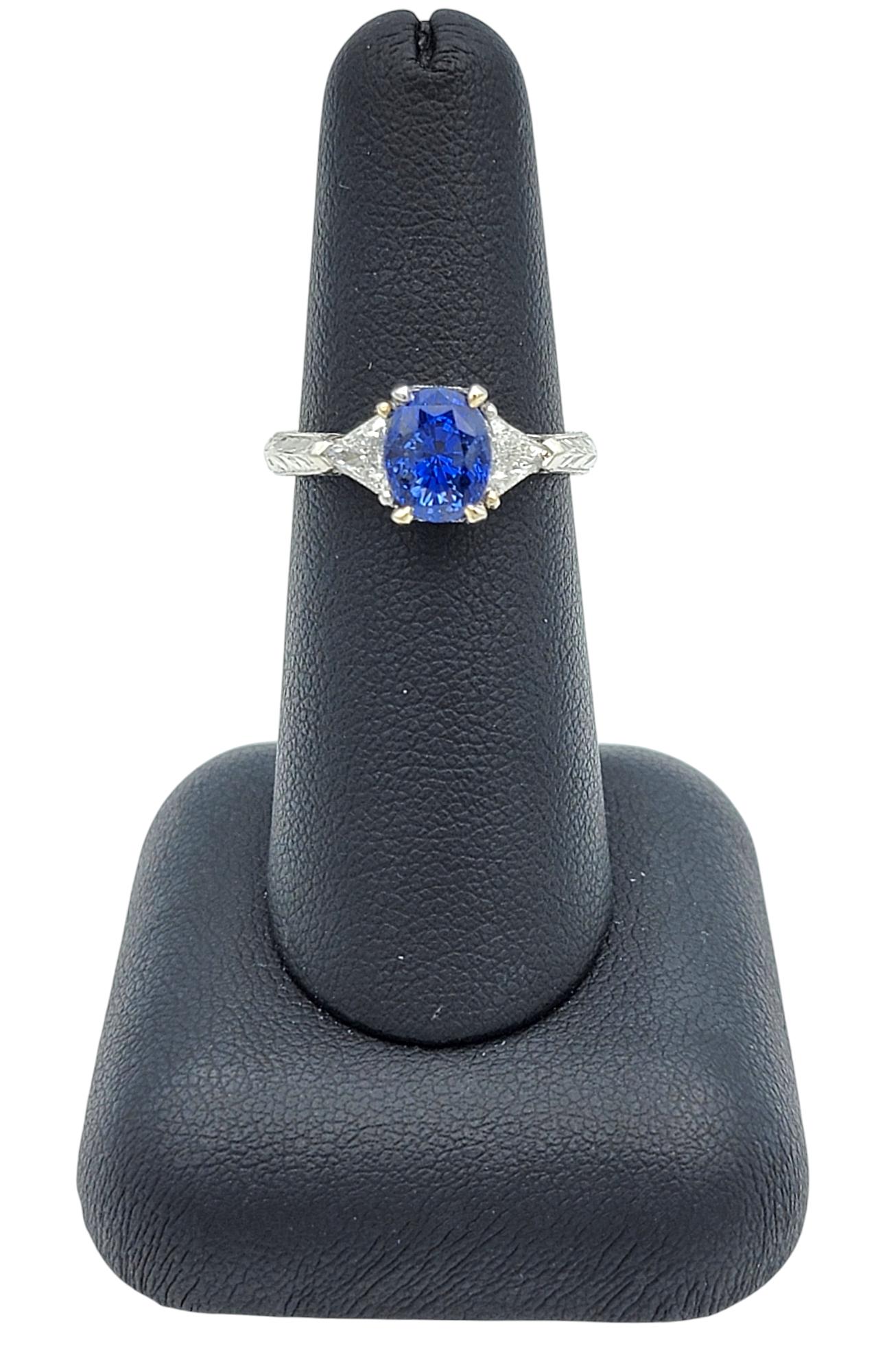 Anello a tre pietre con zaffiro blu di Ceylon e diamante taglio trilione in platino in vendita 5
