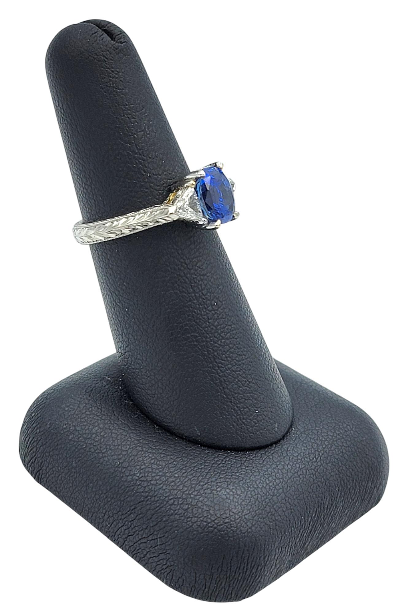 Anello a tre pietre con zaffiro blu di Ceylon e diamante taglio trilione in platino in vendita 6