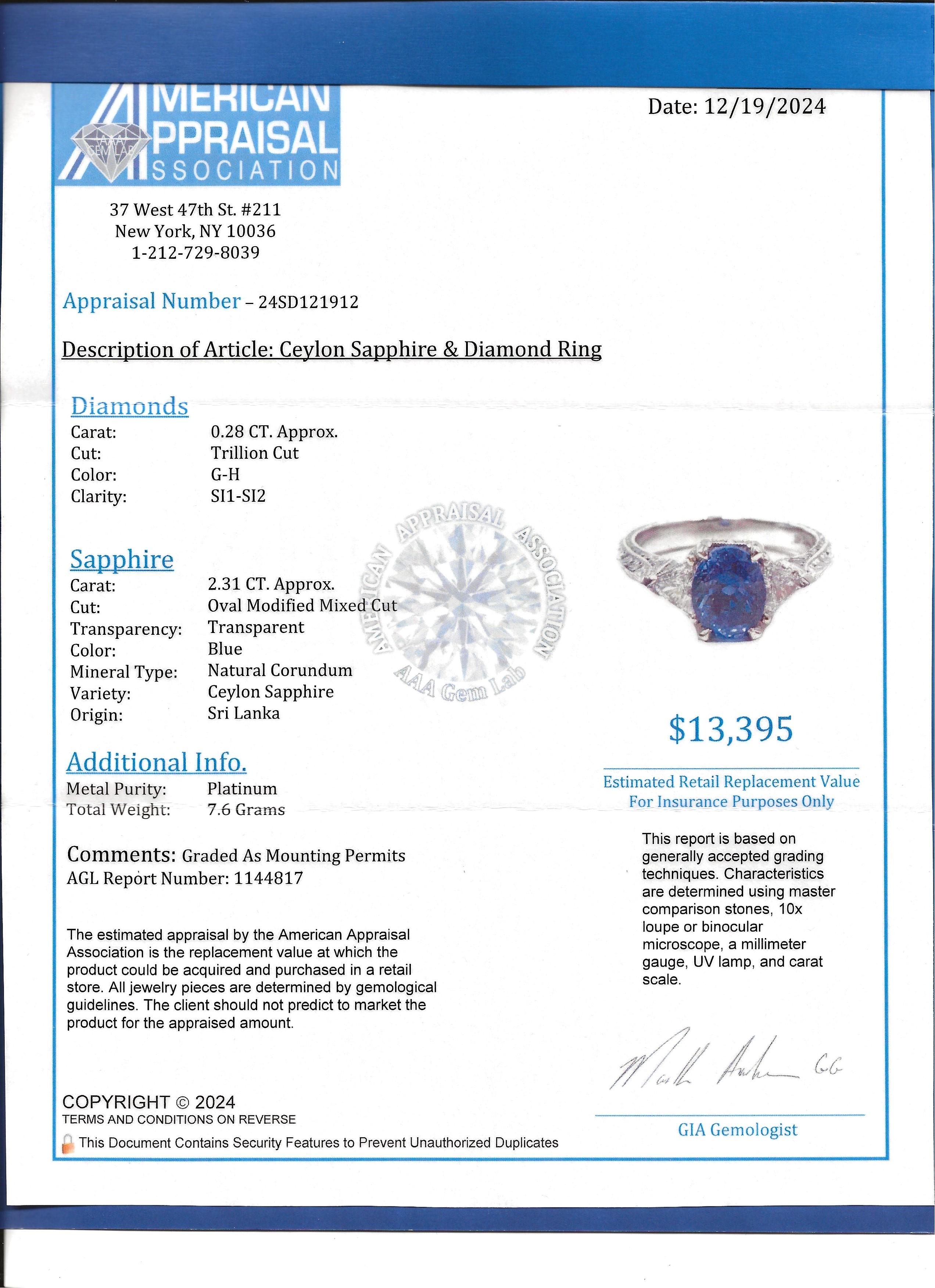 Anello a tre pietre con zaffiro blu di Ceylon e diamante taglio trilione in platino in vendita 7