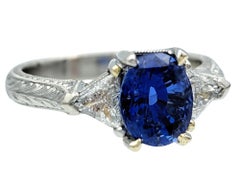 Bague à trois pierres en platine, saphir bleu de Ceylan et diamant taille trillion