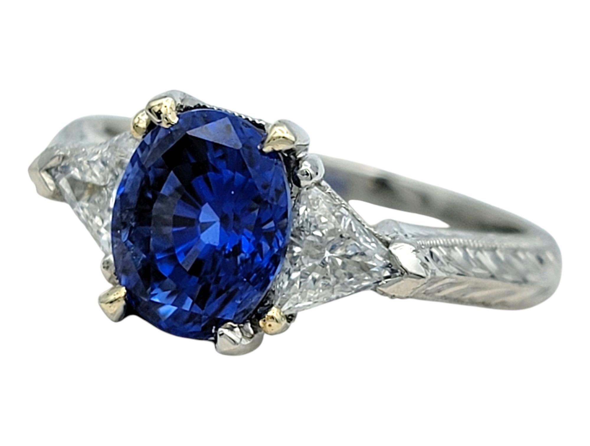 Contemporaneo Anello a tre pietre con zaffiro blu di Ceylon e diamante taglio trilione in platino in vendita