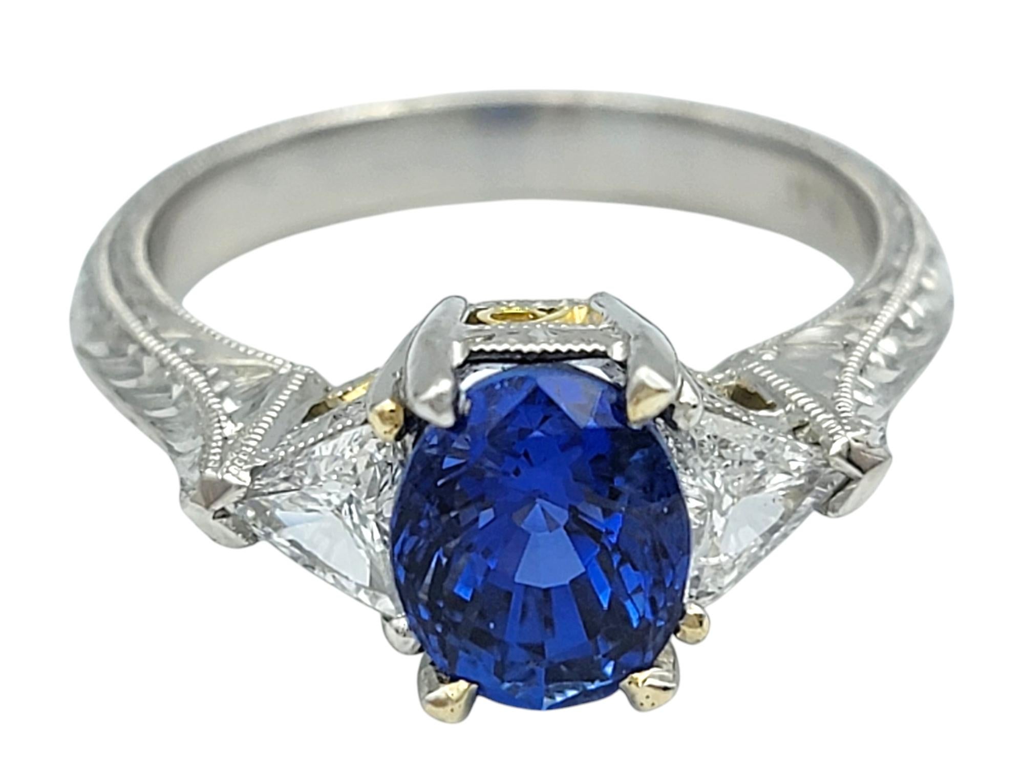 Taglio ovale Anello a tre pietre con zaffiro blu di Ceylon e diamante taglio trilione in platino in vendita