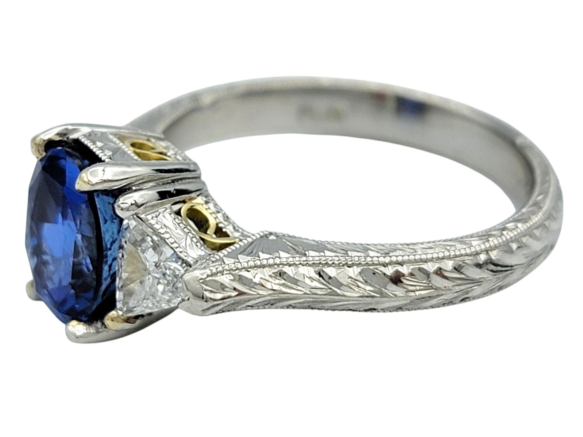 Anello a tre pietre con zaffiro blu di Ceylon e diamante taglio trilione in platino In condizioni buone in vendita a Scottsdale, AZ