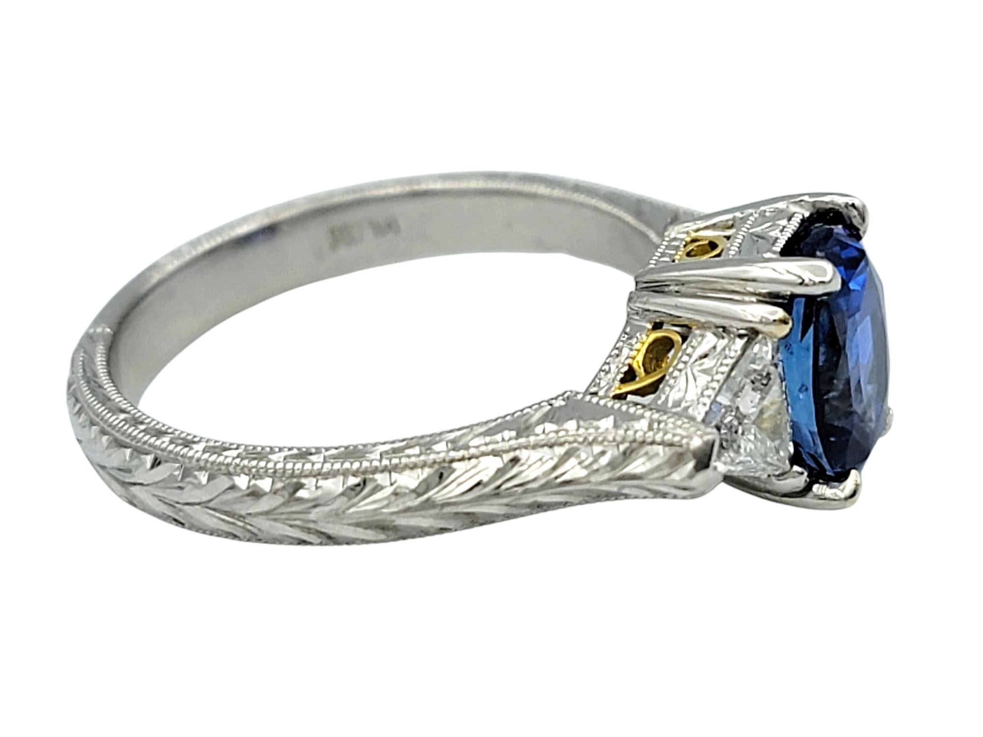 Donna Anello a tre pietre con zaffiro blu di Ceylon e diamante taglio trilione in platino in vendita