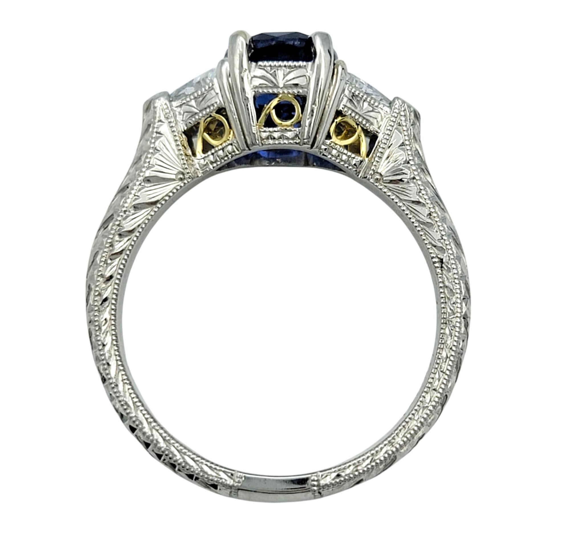 Anello a tre pietre con zaffiro blu di Ceylon e diamante taglio trilione in platino in vendita 1