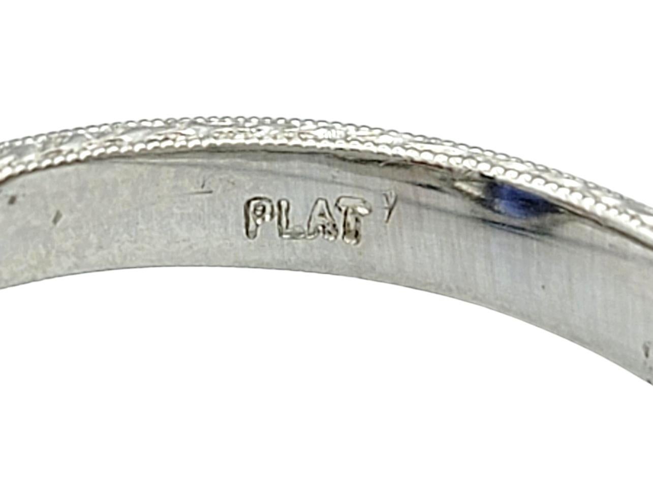 Anello a tre pietre con zaffiro blu di Ceylon e diamante taglio trilione in platino in vendita 2
