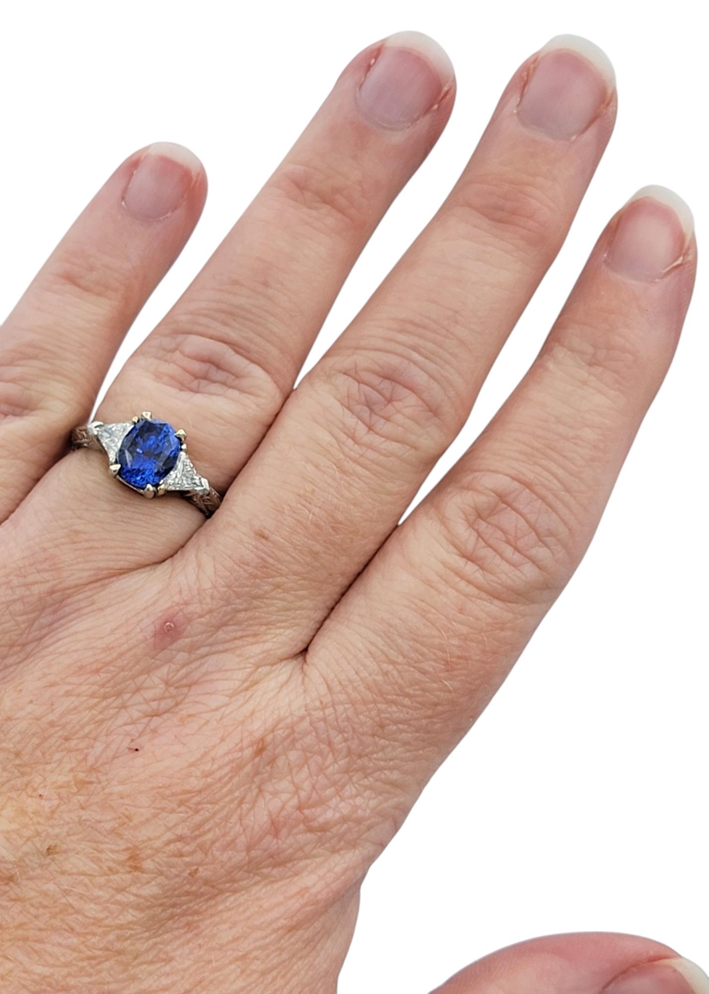 Anello a tre pietre con zaffiro blu di Ceylon e diamante taglio trilione in platino in vendita 3
