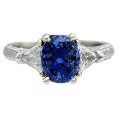Dreisteiniger Ring aus Platin mit blauem Ceylon-Saphir und Diamanten im Trillionenschliff