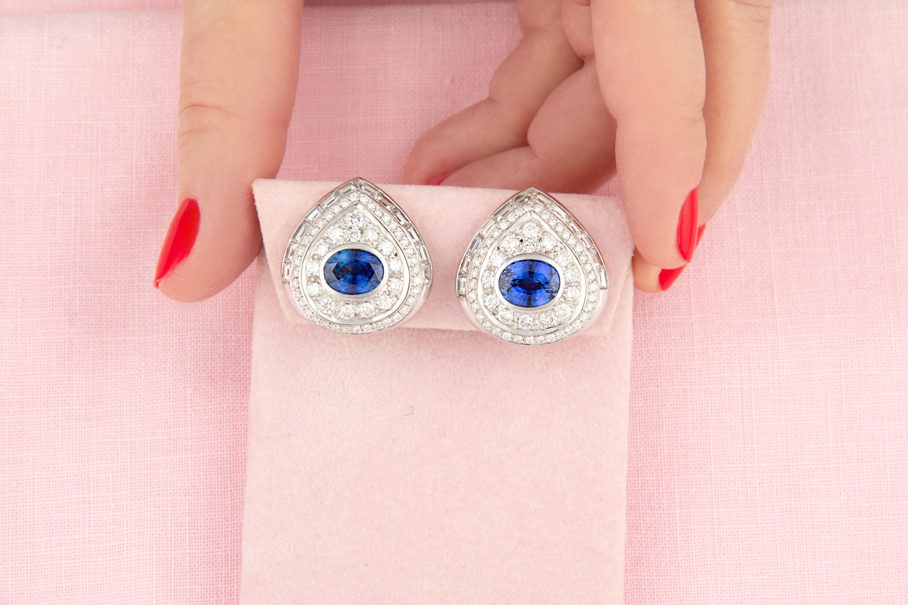 The blue Ceylon sapphire and diamond earrings feature a chestnut design with 2 oval cut faceted Ceylon sapphires of splendid color for a total weight of 6.82 carats. The sapphires are set within a pavé of round diamonds and the design is complete