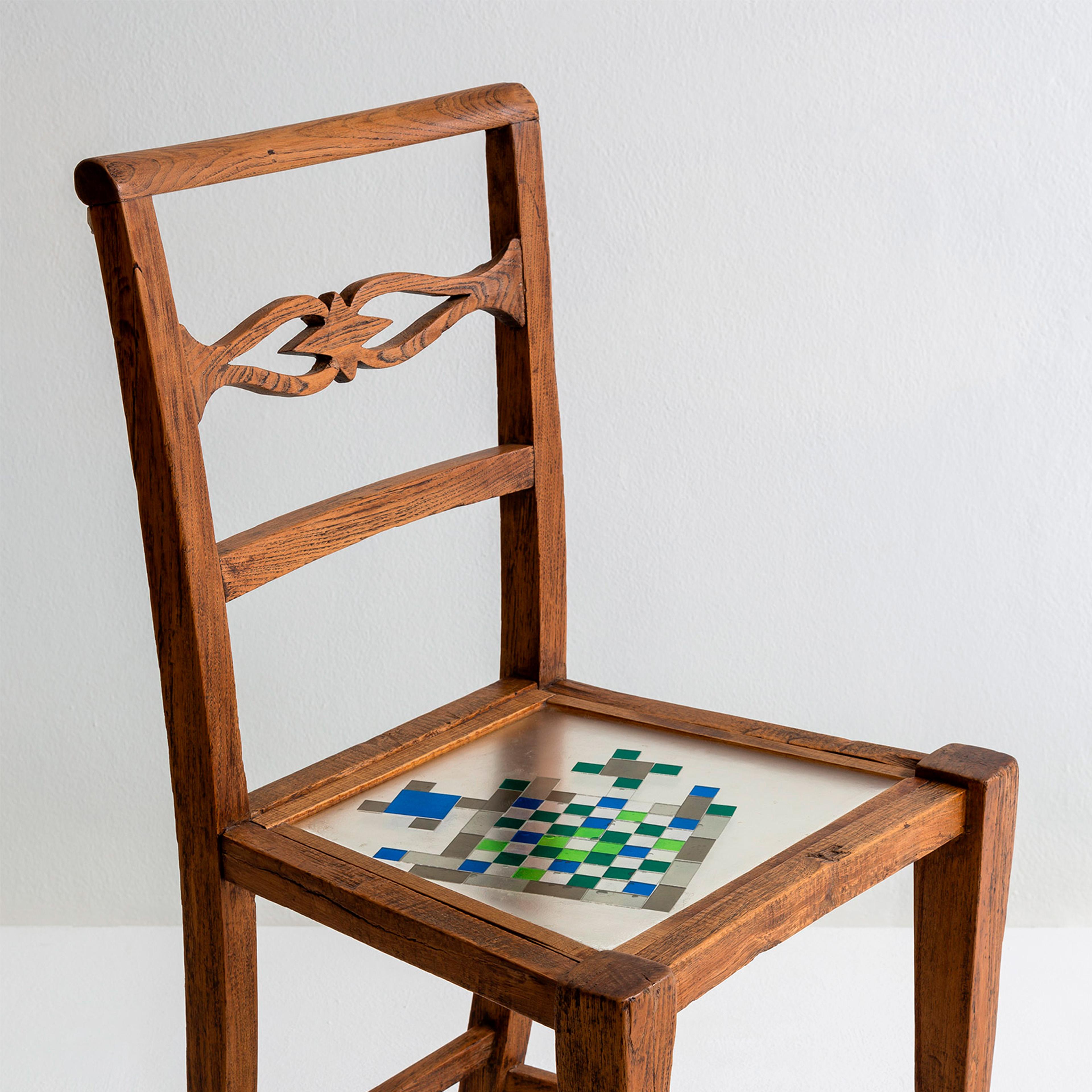 La chaise Mosaiced fait partie de la collection de meubles en mosaïque qui trouve son inspiration dans l'élément 