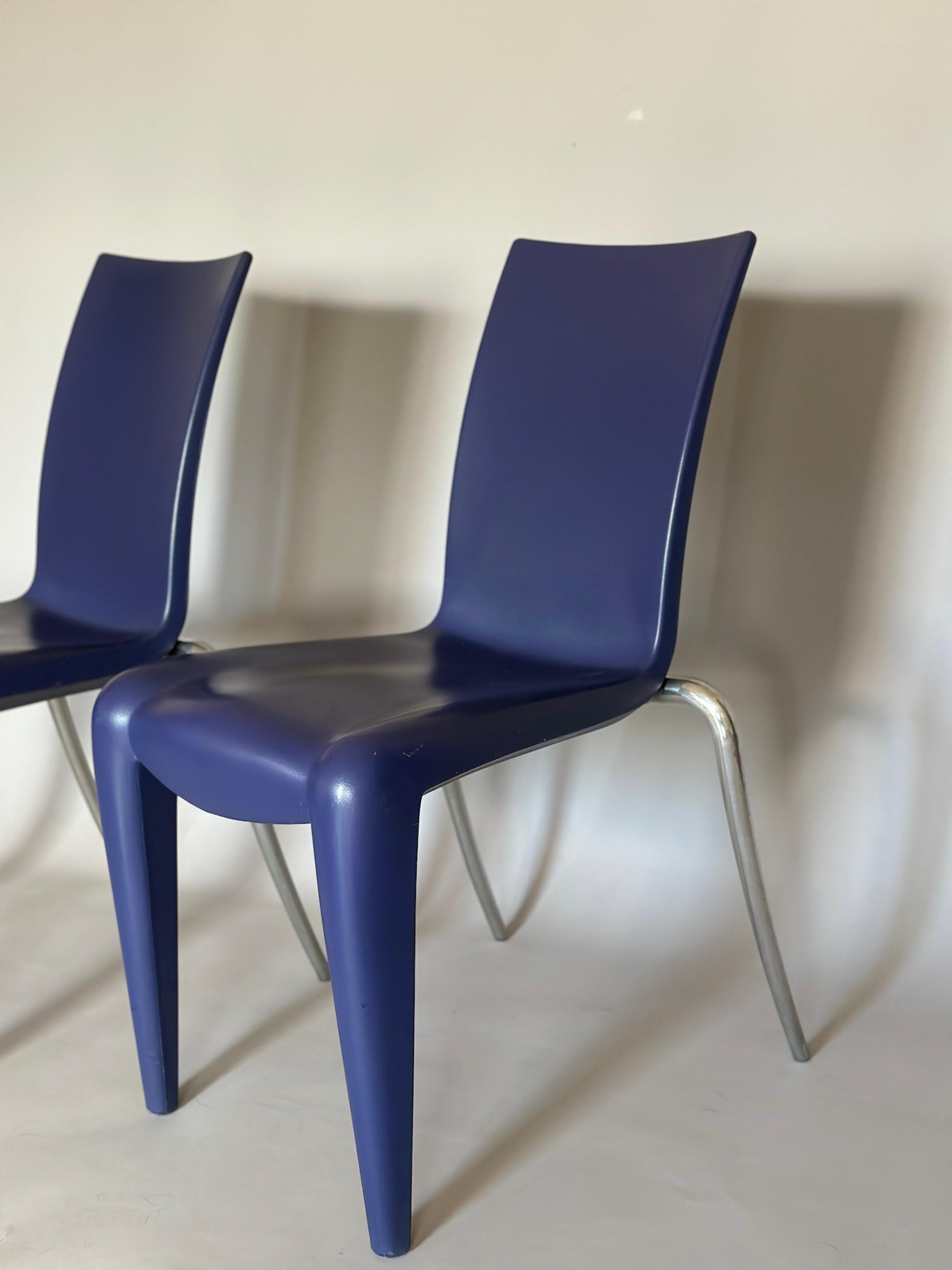 Cette chaise a été conçue par Philippe Starck pour Vitra dans les années 90. Les matériaux utilisés sont le polypropylène soufflé et l'aluminium poli. Usure légère correspondant à l'âge et à l'utilisation.