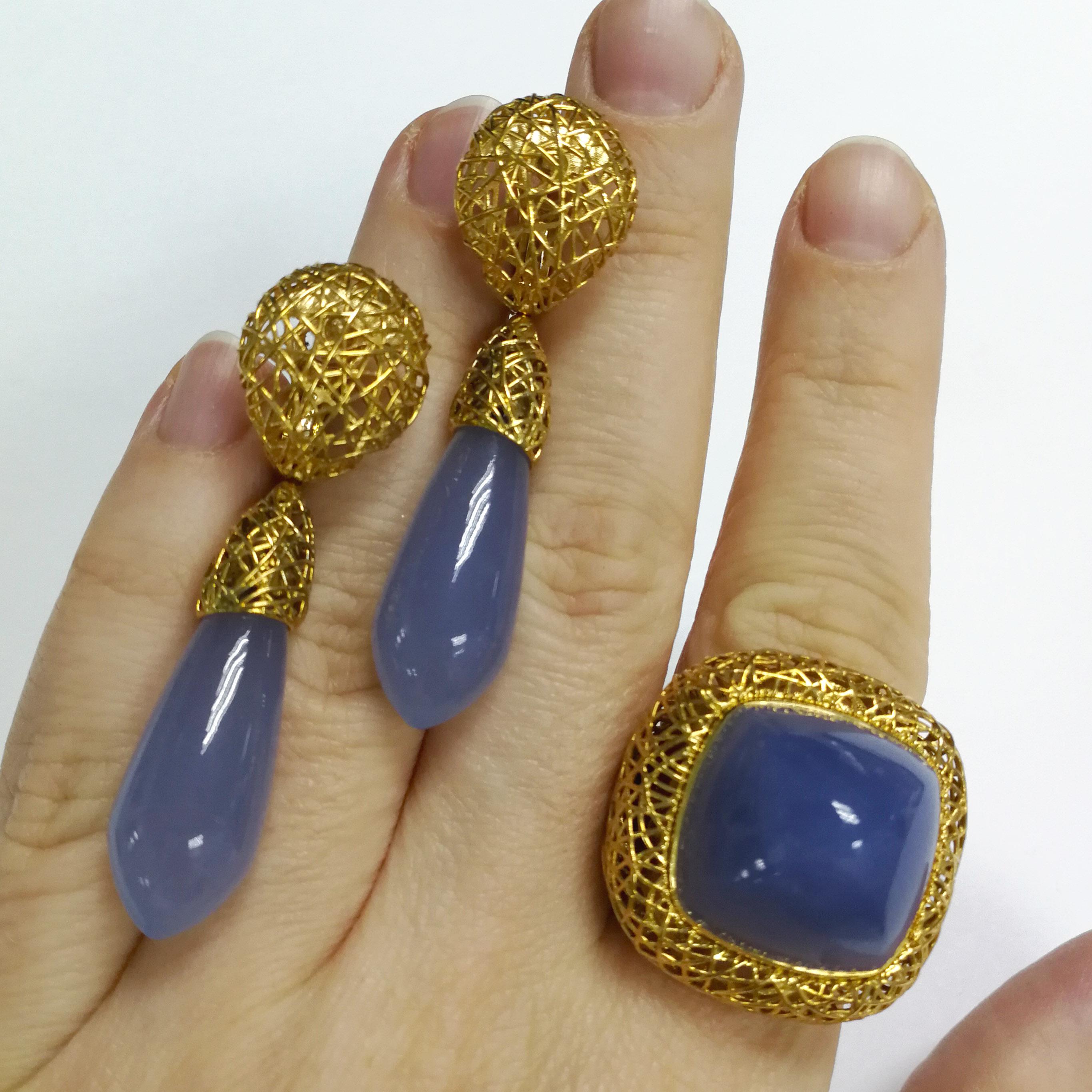 Blue Chalcedony 18 Karat Yellow Gold Rolling Stones Suite
We all know about Western movies, where rolling stones are moving all the time in the desert. Our collection is inspired by this amazing plant. Thin 