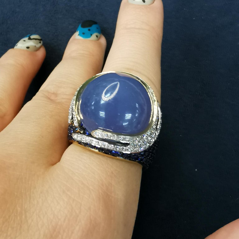 Blue Chalcedony 24.47 Carat Sapphires Diamonds 18 Karat Gold Fuji Ring For Sale 4