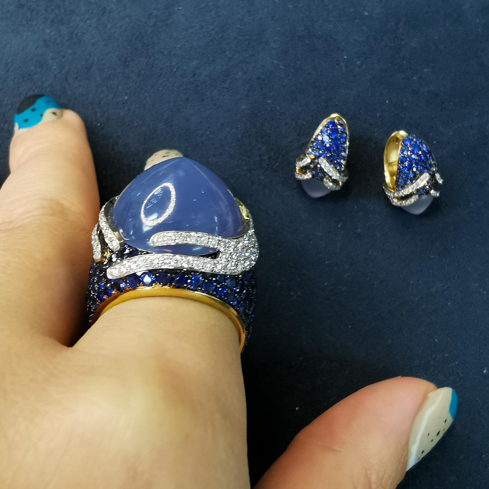 Blue Chalcedony 24.47 Carat Sapphires Diamonds 18 Karat Gold Fuji Ring For Sale 4