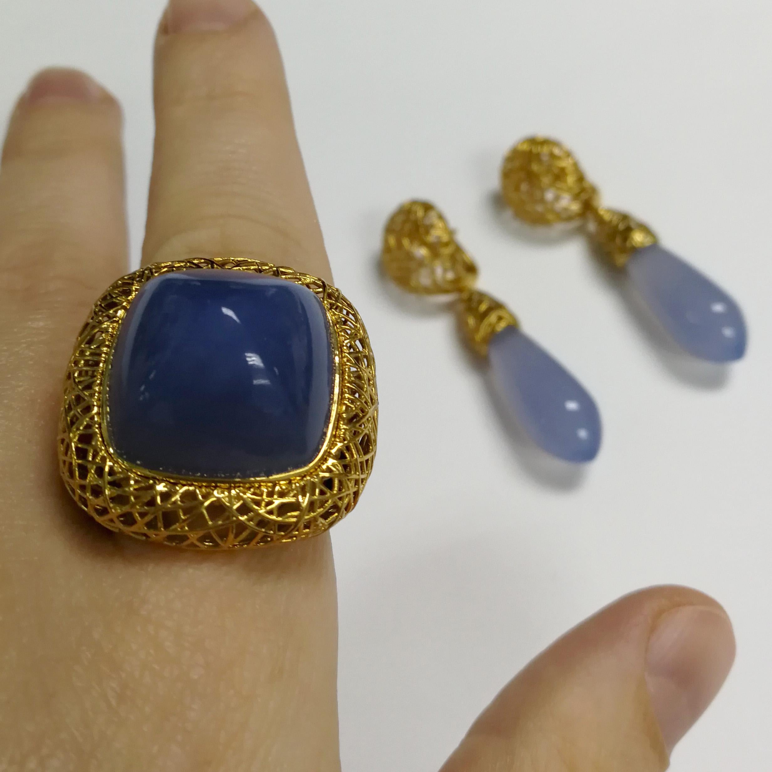 Blue Chalcedony 27.41 Carat 18 Karat Yellow Gold Rolling Stones Ring For Sale 1