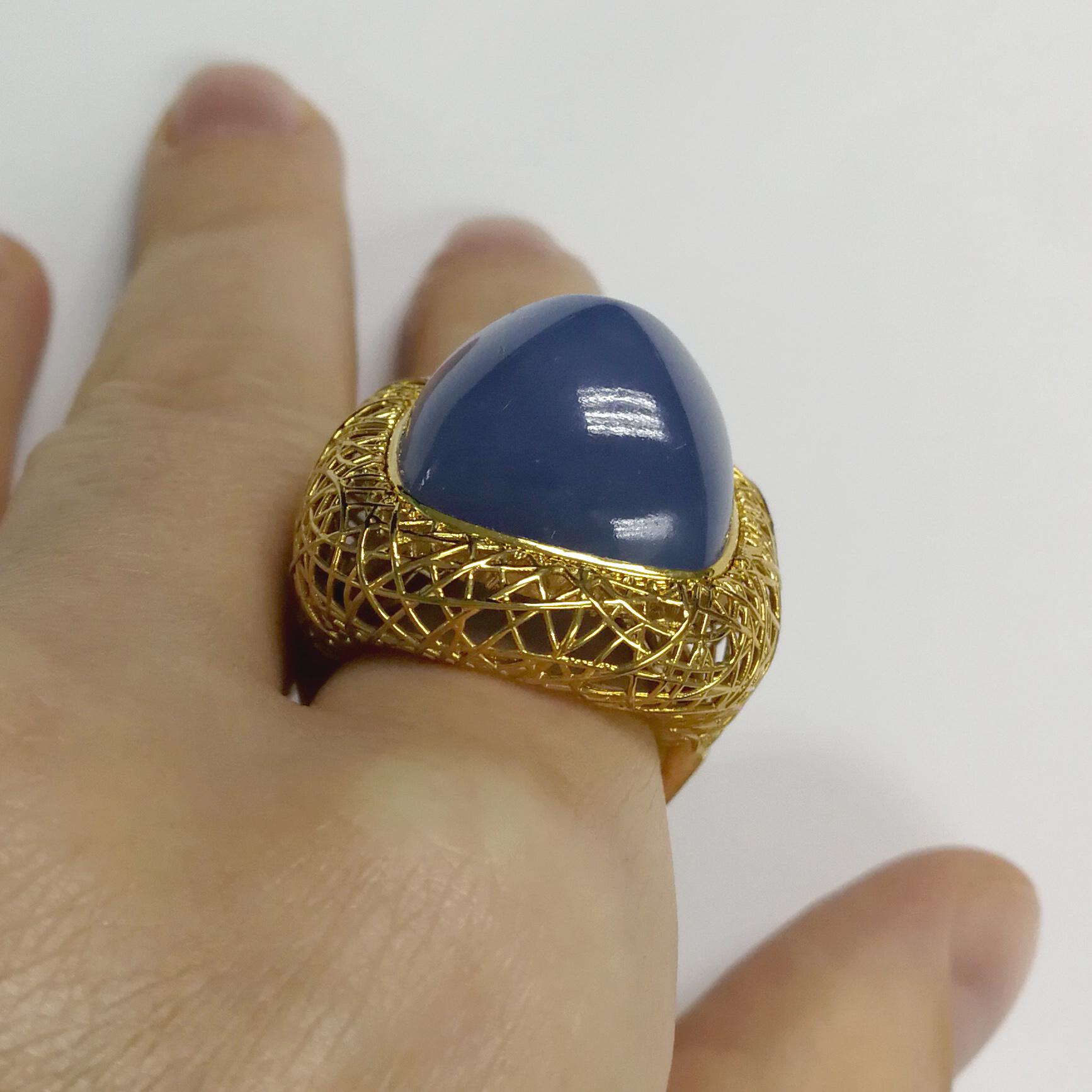 Blue Chalcedony 27.41 Carat 18 Karat Yellow Gold Rolling Stones Ring In Excellent Condition For Sale In Bangkok, TH