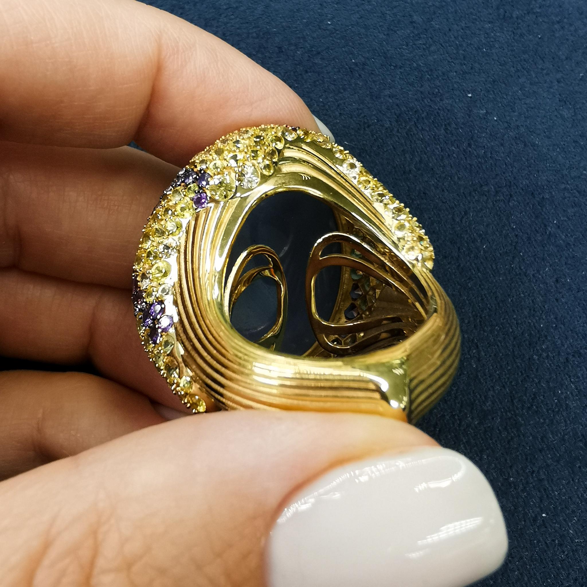 Bague en or jaune 18 carats avec calcédoine bleue et saphirs jaunes et violets de 32,10 carats en vente 1