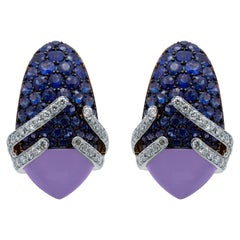 Boucles d'oreilles Fuji en or 18 carats avec calcédoine bleue, saphirs de 5,29 carats et diamants