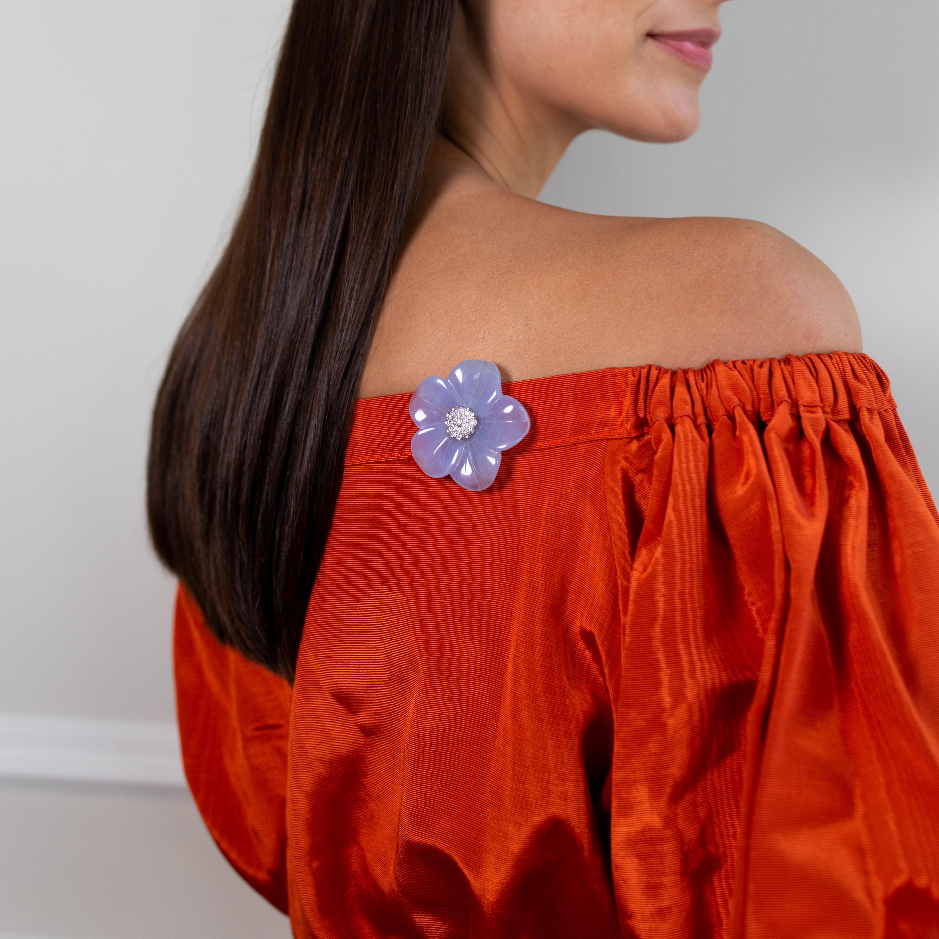 There's something so ethereal about the colour of this blue chalcedony flower brooch that it instantly captures the eye – and heart! Sizable yet delicate, this charming bloom boasts five articulated petals carved in the dreamiest lavender chalcedony